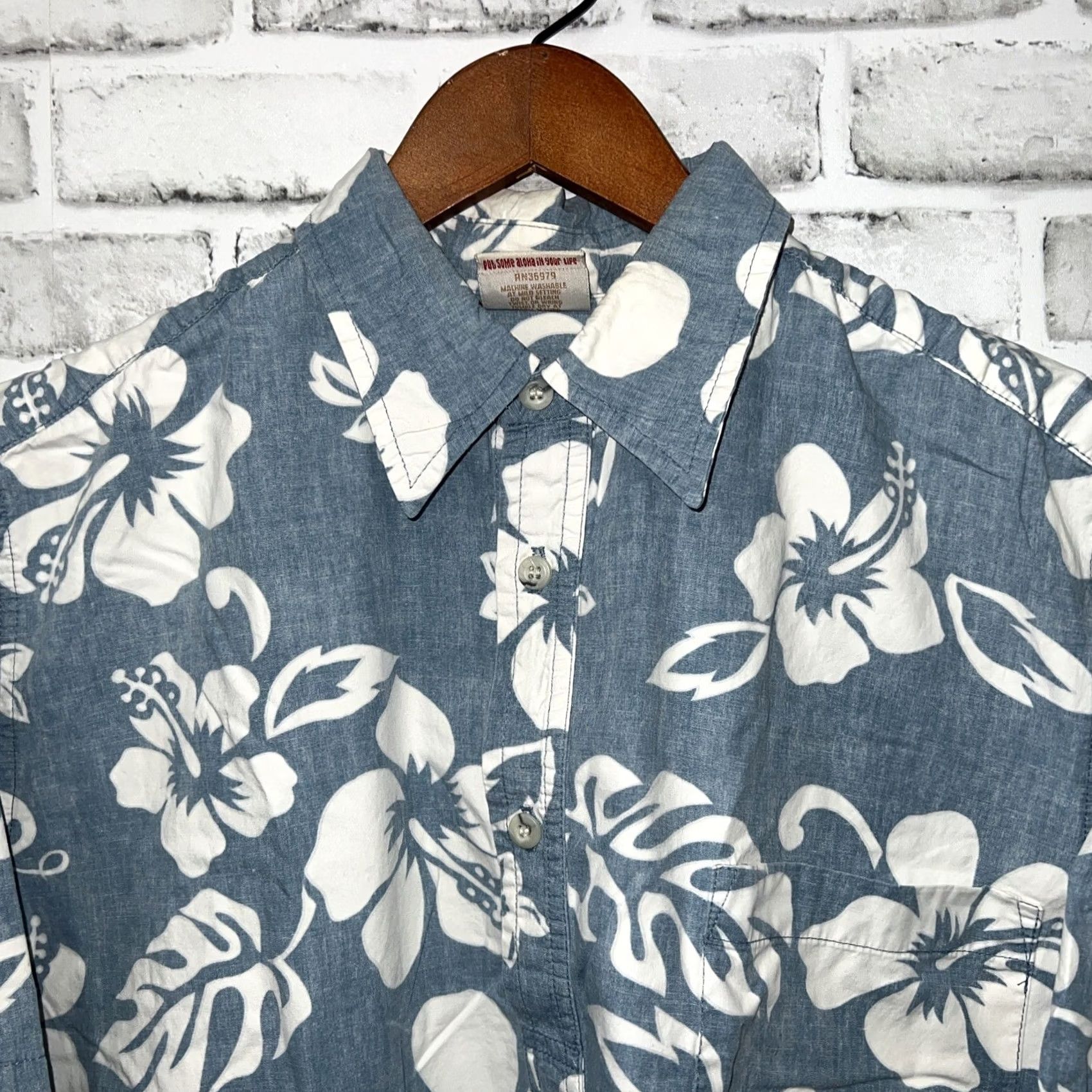 Vivobarefoot Go Barefoot Blue Hawaiian Button-Up Shirt Mens L Short Sleeve Button-Up Shirt Mens L Blues Hawaiian Theme Size US L / EU 52-54 / 3 - 2 Thumbnail