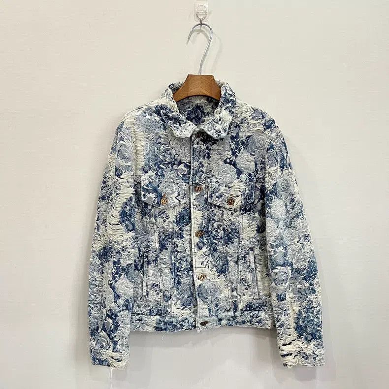 Louis Vuitton Louis Vuitton Blue and white print denim jacket Size US S / EU 44-46 / 1 - 1 Thumbnail