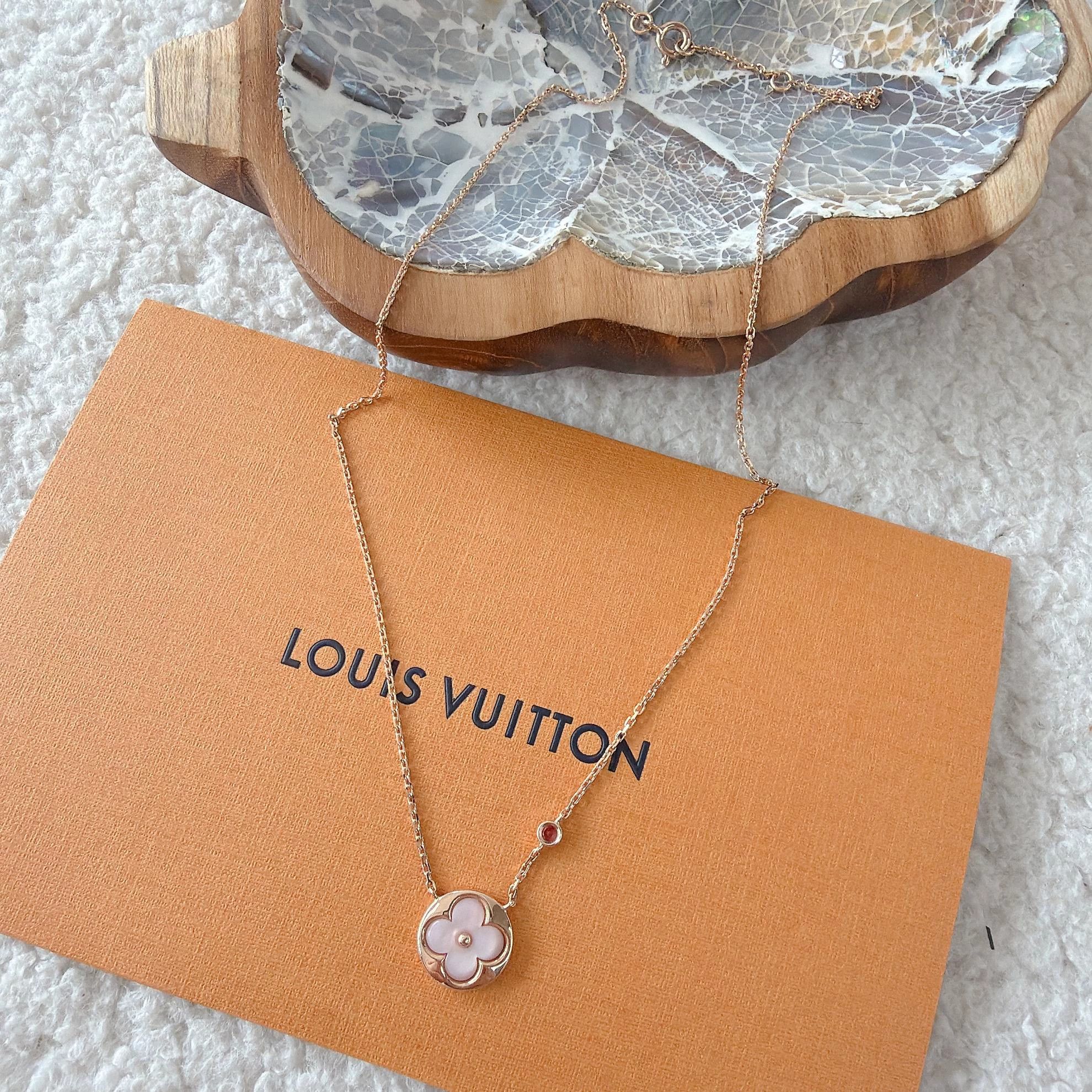 Louis Vuitton LV Pink 4-Leaf Clover Sapphire Necklace 5273 Size ONE SIZE - 1 Thumbnail