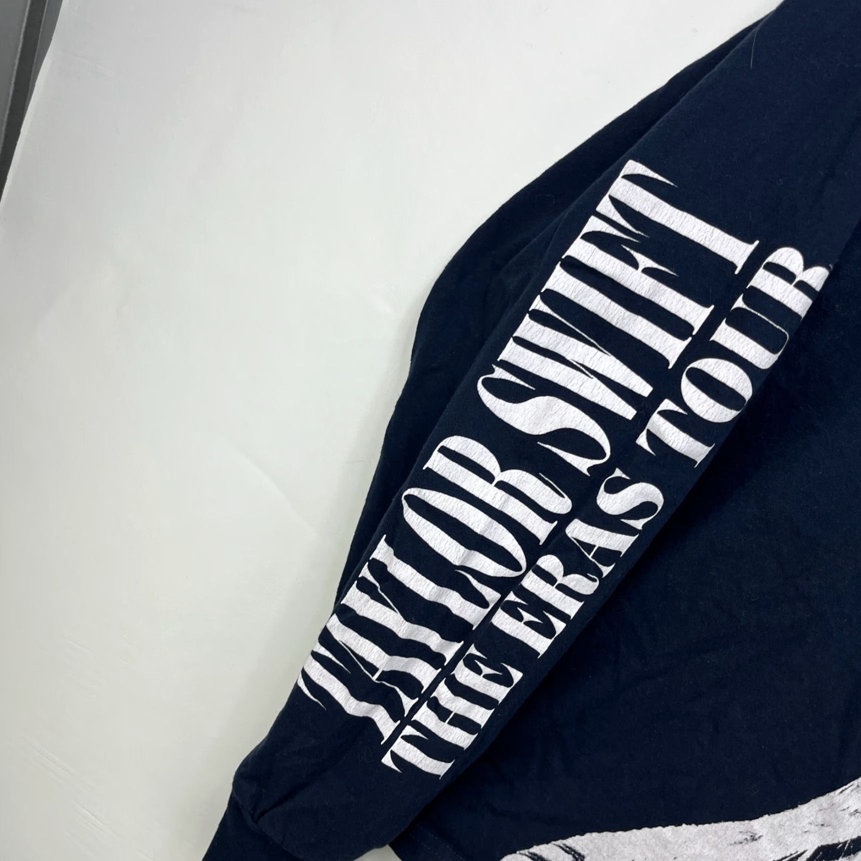 Vintage VINTAGE Taylor Swift The Arrows Tour Long Sleeve Shirt Small Navy Blue Size US S / EU 44-46 / 1 - 3 Thumbnail