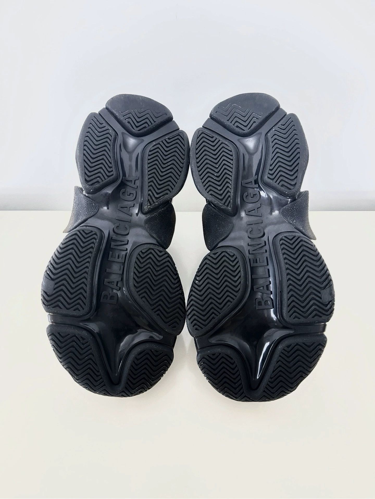 Balenciaga Balenciaga Triple S low-top women's black dad shoe Size US 5 / IT 35 - 8 Thumbnail