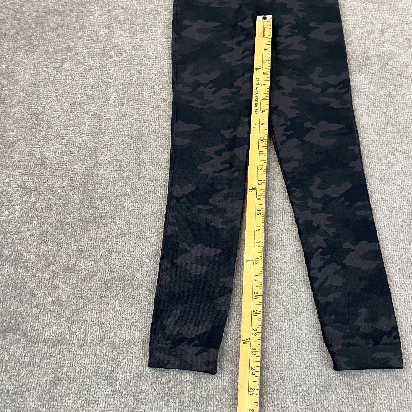 Spanx Spanx Leggings Womens Medium 24" Gray Green Camouflage Capri Gym Compression Size 32" / US 10 / IT 46 - 5 Thumbnail