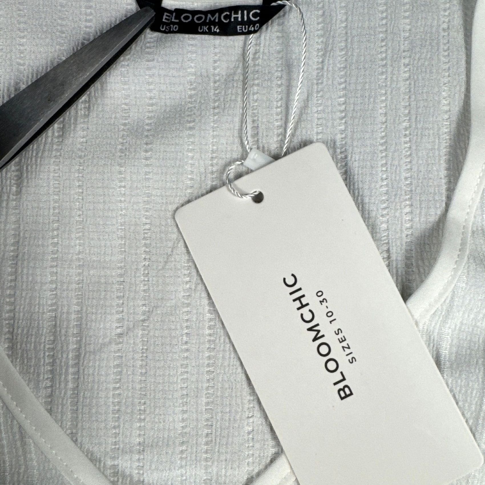 Vintage Bloomchic White Textured V Neck NWT Short Sleeve Ruffle Trim Top Women Size 10 Size L / US 10 / IT 46 - 2 Thumbnail
