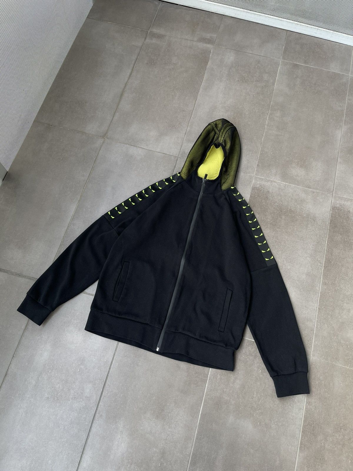 Alexander McQueen 😍1998 Alexander McQueen Rock Embroidered Logo Sweatshirt Size US M / EU 48-50 / 2 - 2 Thumbnail