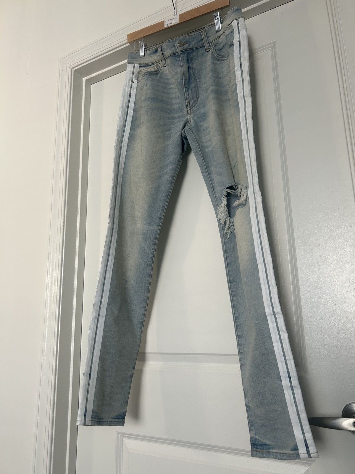 Amiri Amiri Track white Stripe Jeans light blue distressed knee Size US 33 - 1 Thumbnail