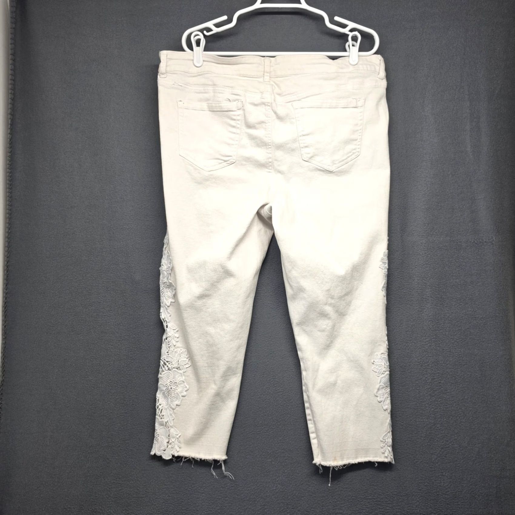Vintage One5One Jeans Women 20 White Raw Hem Cropped Embroidered Capri Pants Spot Jeans Womens Size 20 Plus Capri White Spot Size 42" / US 20 - 2 Thumbnail