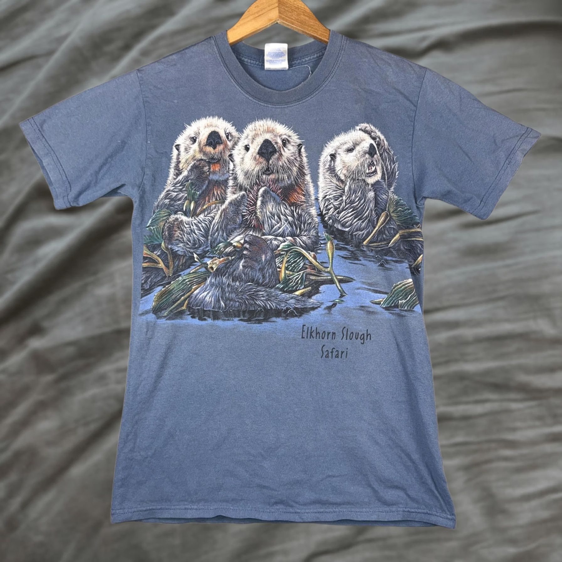 Vintage VINTAGE Sutton's Sportswear Elkhorn Slough Safari Sea Otters Graphic Shirt Sz S Mens Small Blue graphic print Animals Safari 90s Size US S / EU 44-46 / 1 - 1 Thumbnail
