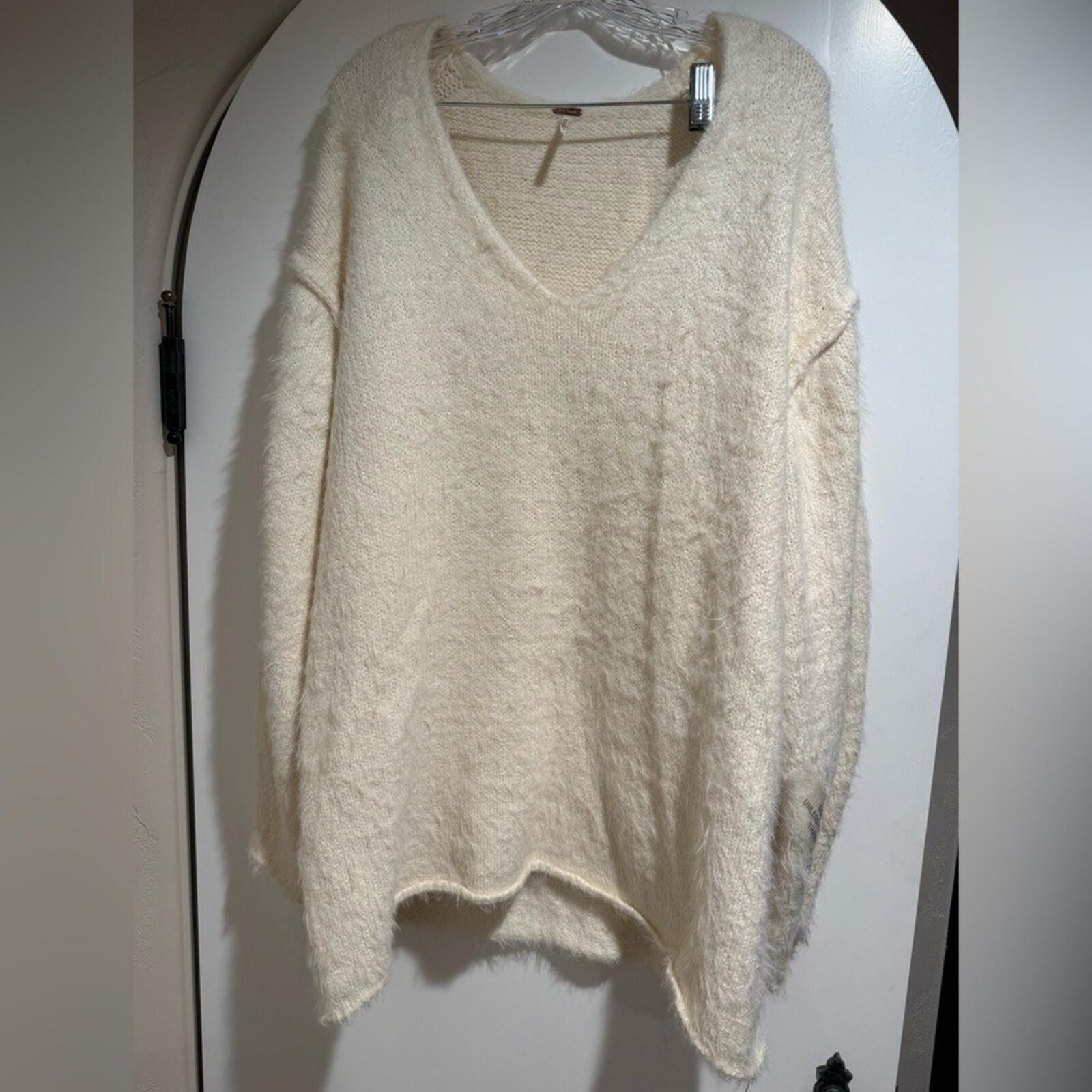 Free People Free People Ivory Sparrow Pullover V-Neck Sweater, Size L Size L / US 10 / IT 46 - 2 Thumbnail