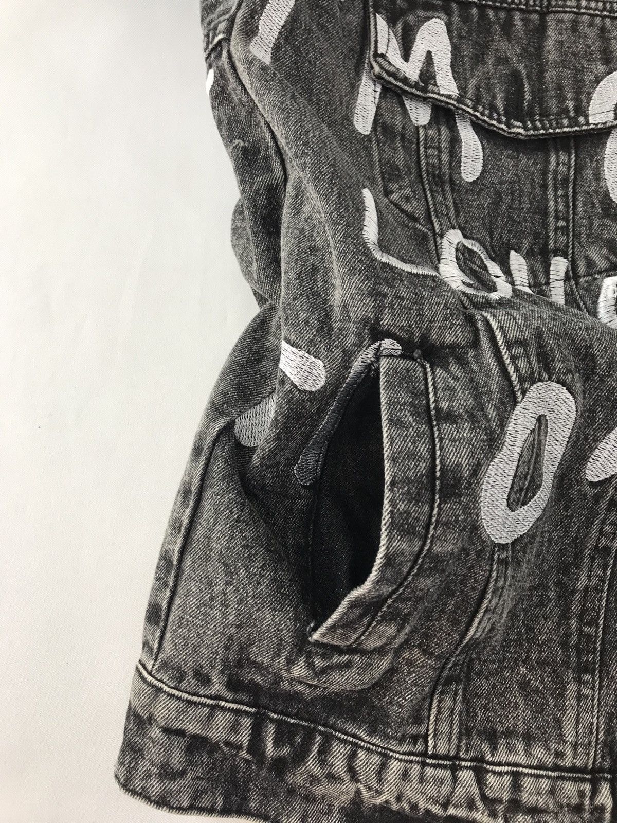 Japanese Brand Black Denim Jacket Trucker Street Art Style Printed Size US XL / EU 56 / 4 - 12 Thumbnail
