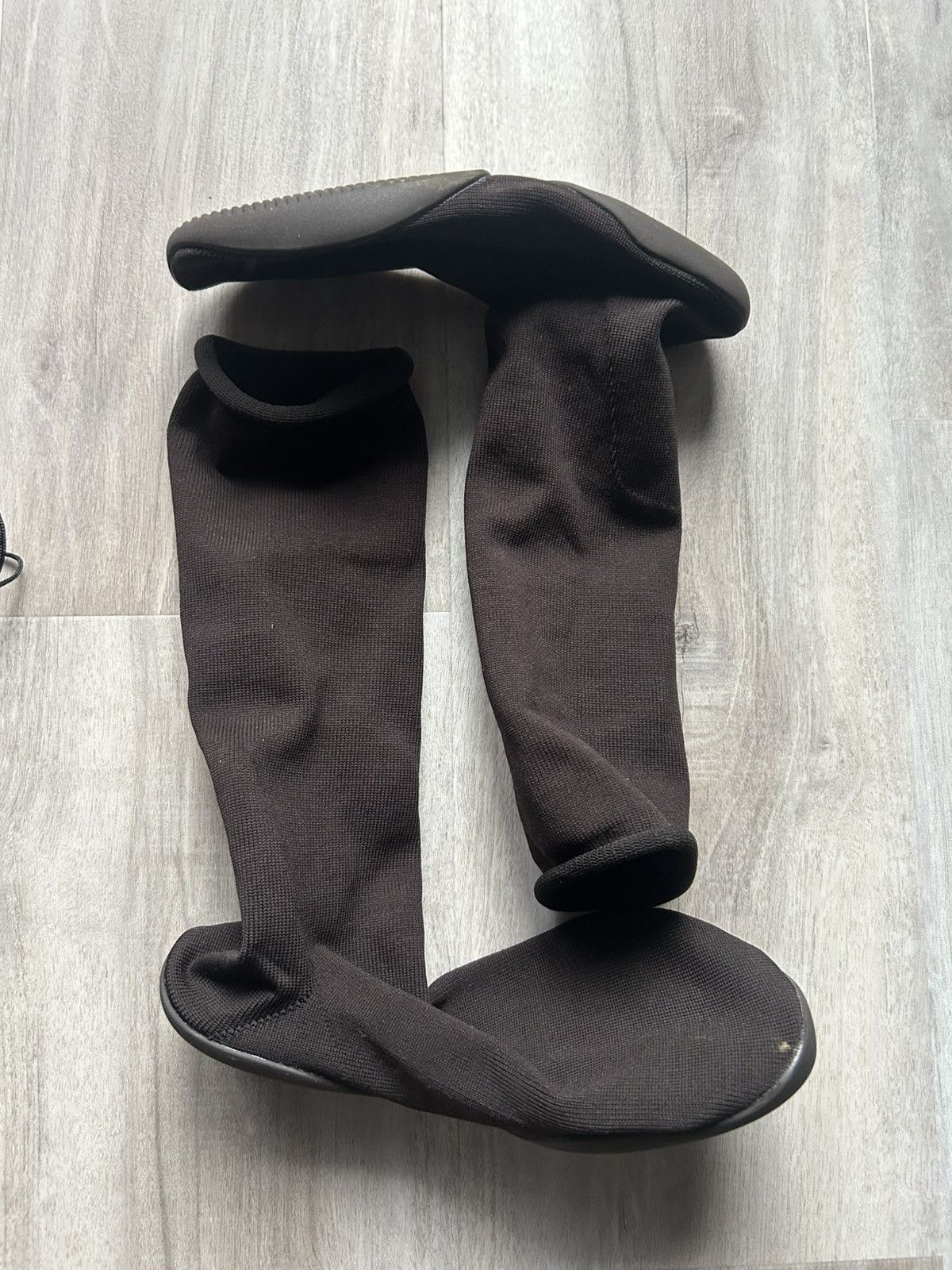 Yeezy Yeezy Pods Mocha Size US 9 / EU 42 - 1 Thumbnail