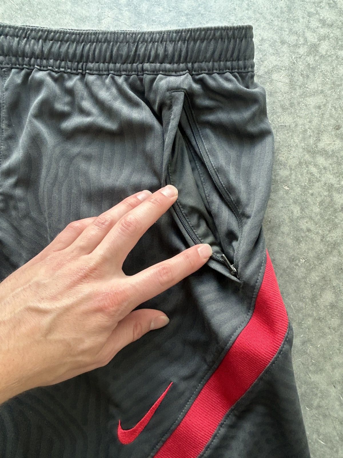 Nike 2012 Nike Liverpool FC Training Shorts Size US 34 / EU 50 - 5 Thumbnail