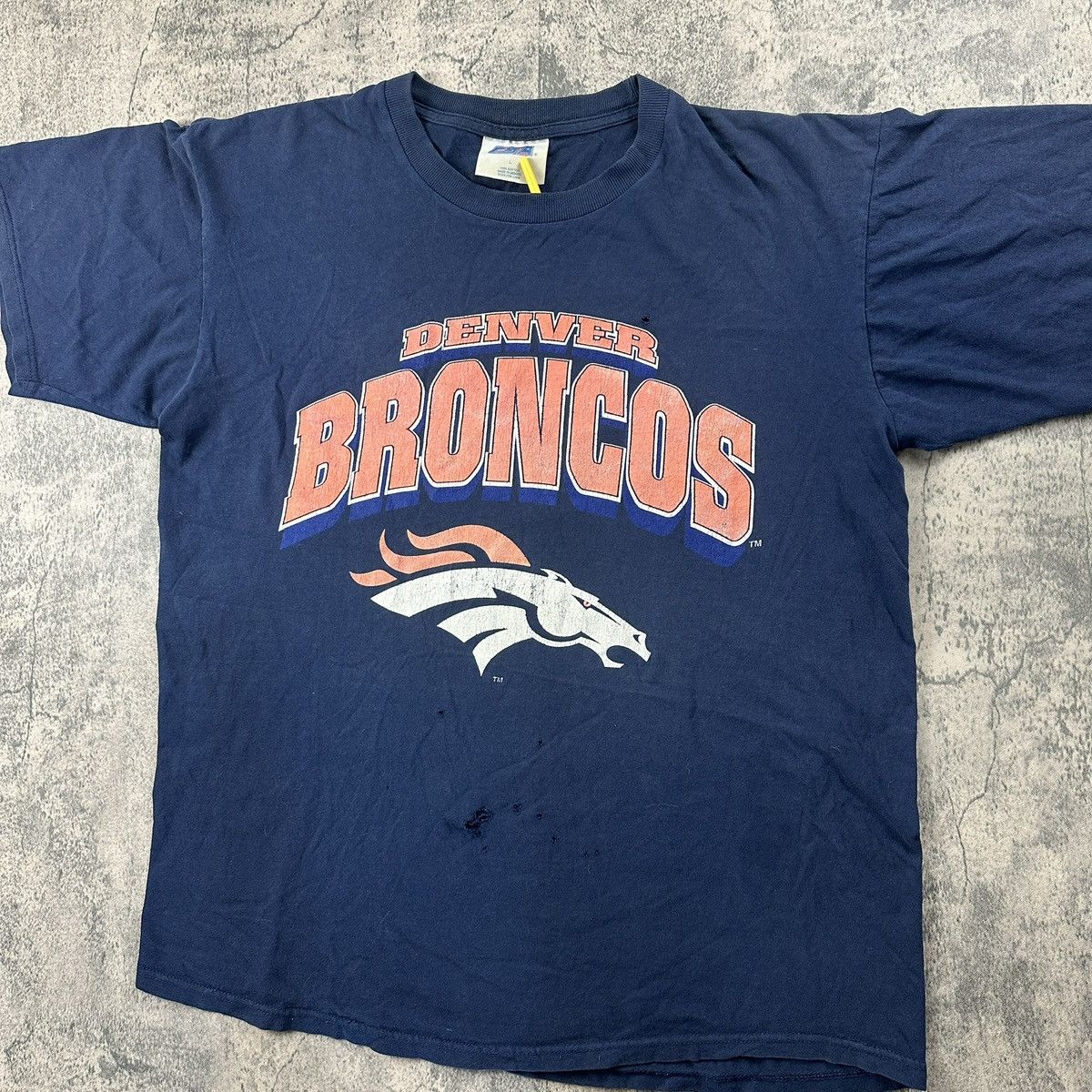 CSA × Vintage Vintage Distressed Denver Broncos T Shirt Size US L / EU 52-54 / 3 - 7 Thumbnail