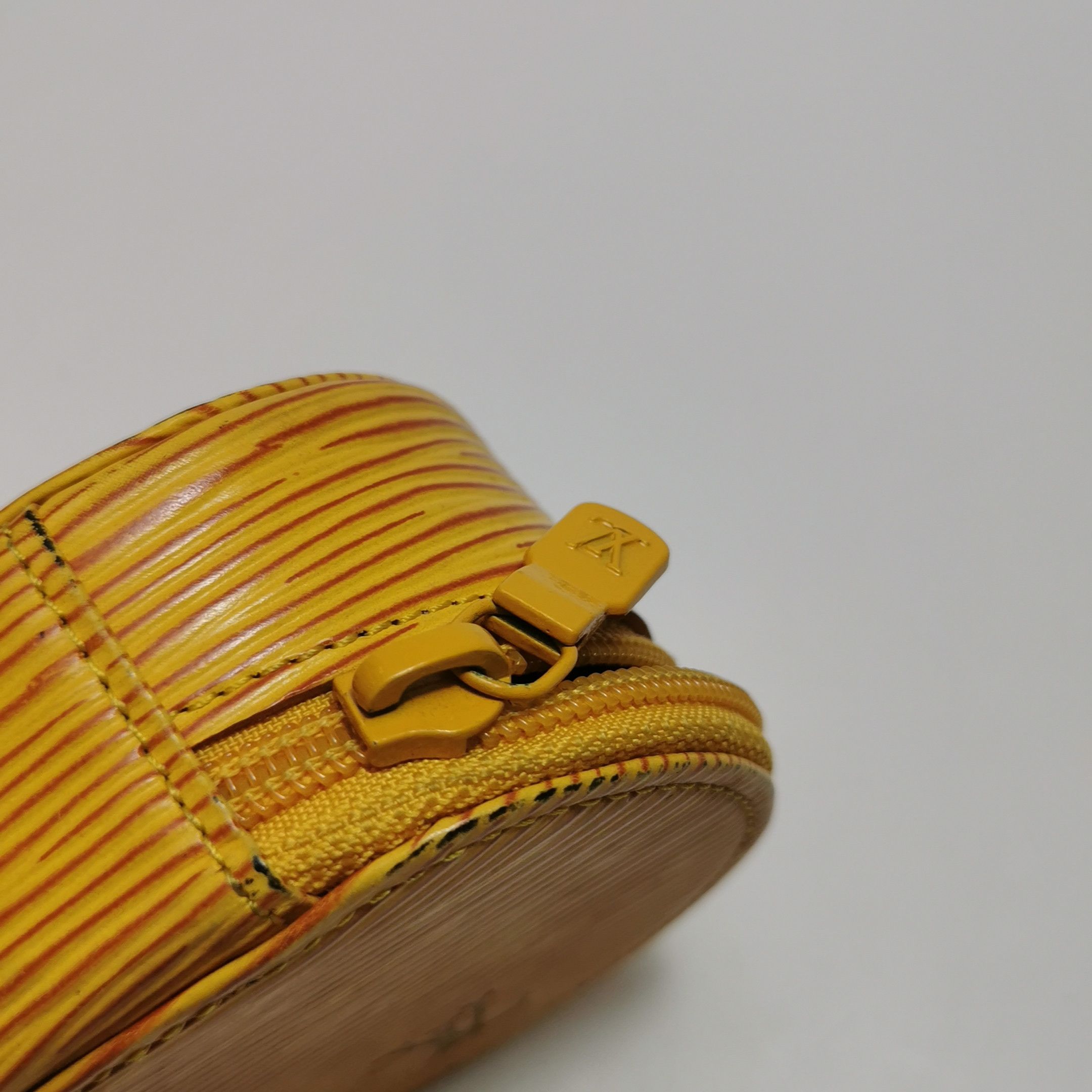 Louis Vuitton Louis Vuitton (LV) Cowhide solid color water ripple logo je Size ONE SIZE - 3 Thumbnail