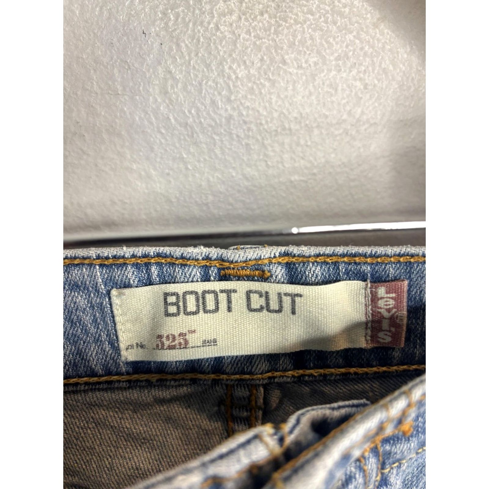 Levi's VINTAGE Levi's Shorts Womens 14 Blue Denim Cut-Off Boot Cut Raw Hem Distressed 528 Fringed Front Flat Front 3 in Inseam Size 36" / US 14 / IT 50 - 4 Thumbnail
