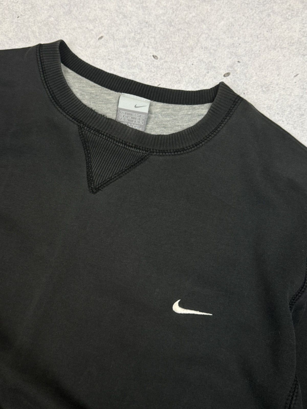 Nike Vintage Nike Small Swoosh Faded Sweatshirt Size US L / EU 52-54 / 3 - 5 Thumbnail