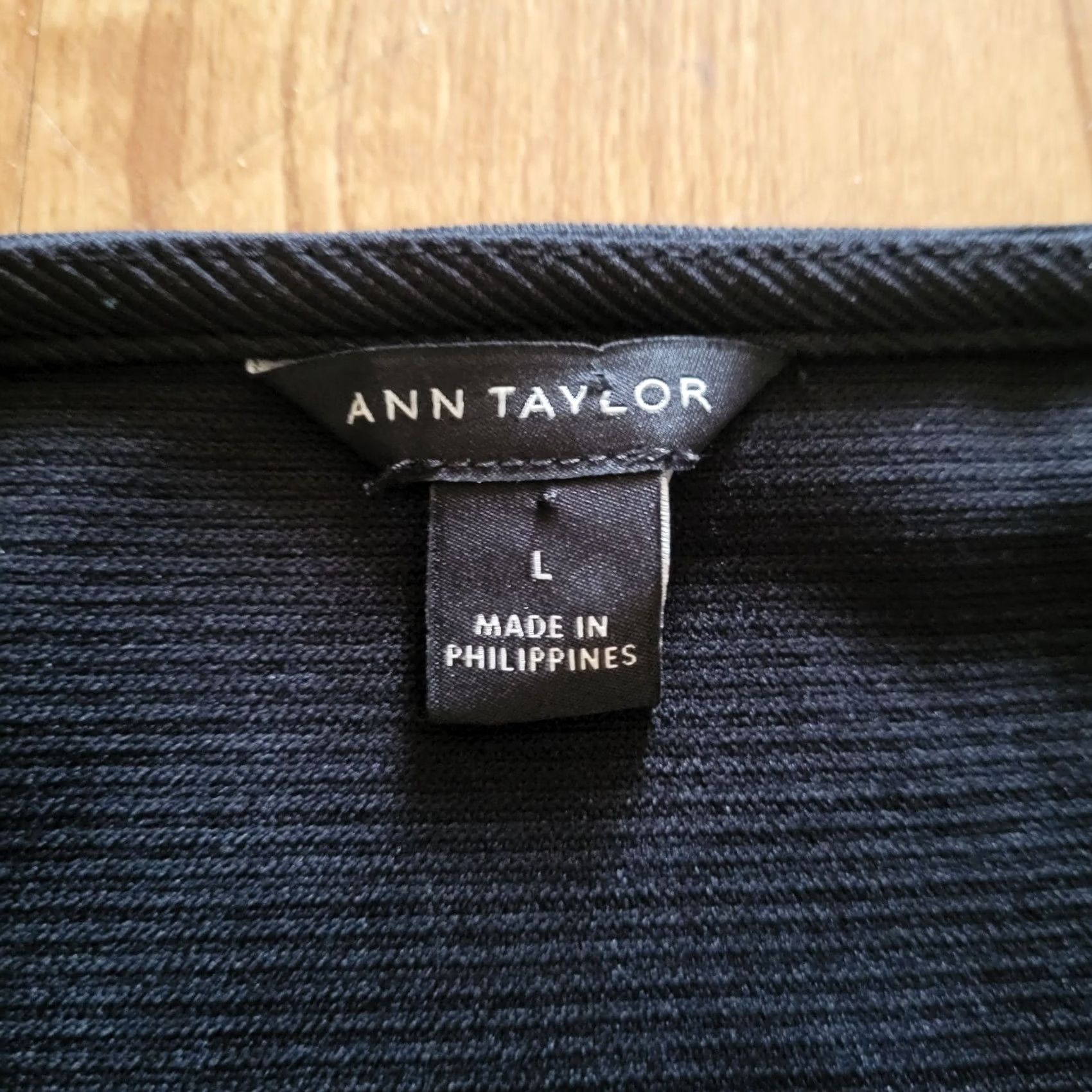 Ann Taylor Ann Taylor Womens Large Black Ribbed Texture Ruffle Hem Career Neutral Blouse Size L / US 10 / IT 46 - 4 Thumbnail