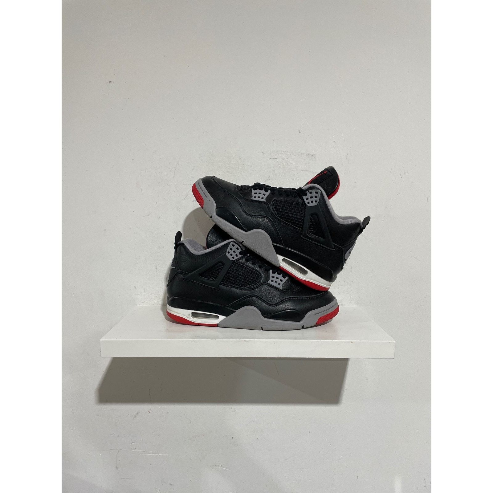 Nike JORDAN 4 RETRO REIMAGINED BRED SIZE 7 PREOWNED Size US 7 / EU 40 - 1 Thumbnail