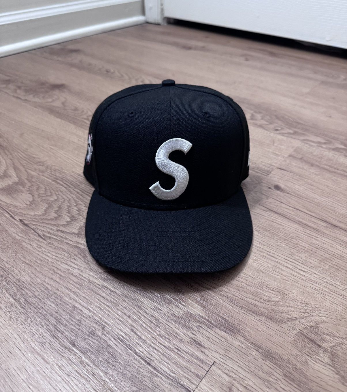 ウェア Supreme Screw Ball S Logo New Era 7-1/2 Supreme Screw Ball S Logo New Era 59Fifty Fitted Hat Black