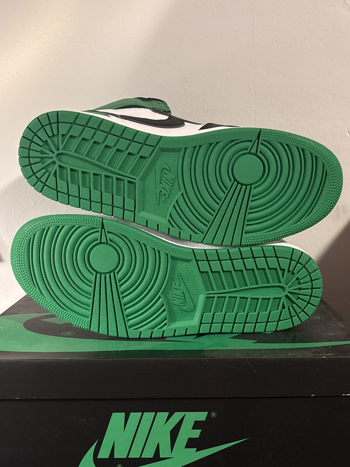 Jordan Brand Nike Air Jordan 1 Retro OG High Lucky Green Sz 9 DZ5485 031 Size US 9 / EU 42 - 6 Thumbnail