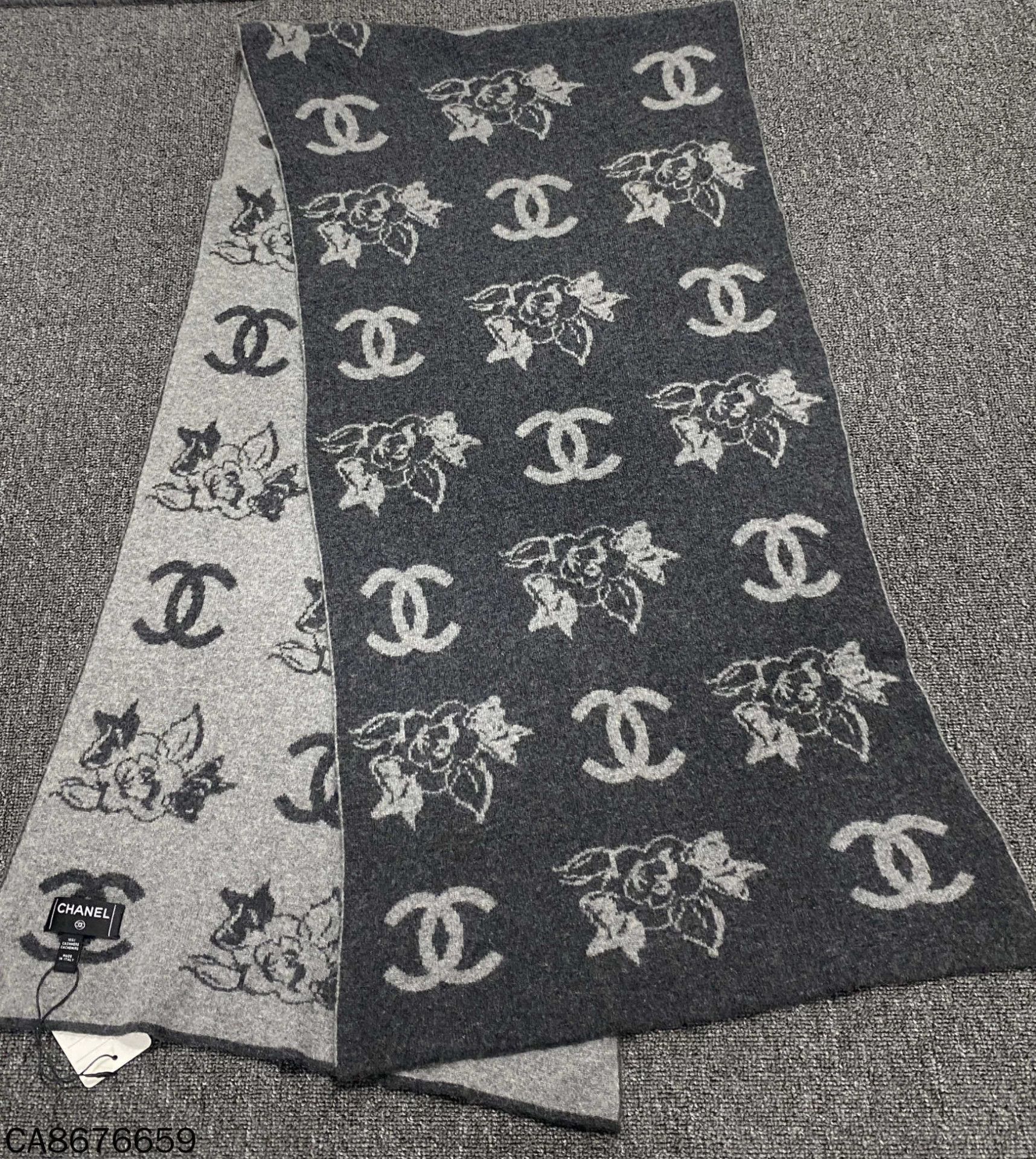 Chanel CC Dark Gray Double-sided all-over Cashmere Scarf Size ONE SIZE - 2 Thumbnail