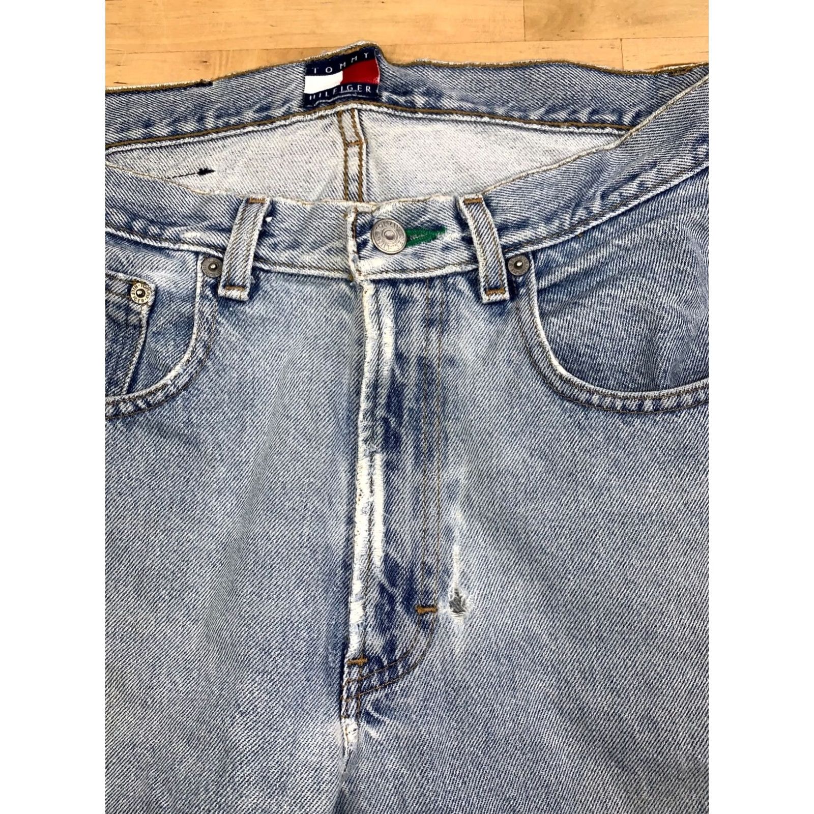 Tommy Hilfiger VINTAGE Tommy Hilfiger Denim Jeans Jeans Distressed Logo 90s 28" Waist 28" Inseam Mens Womens Unisex Adults Blue Denim Size 28" / US 6 / IT 42 - 4 Thumbnail