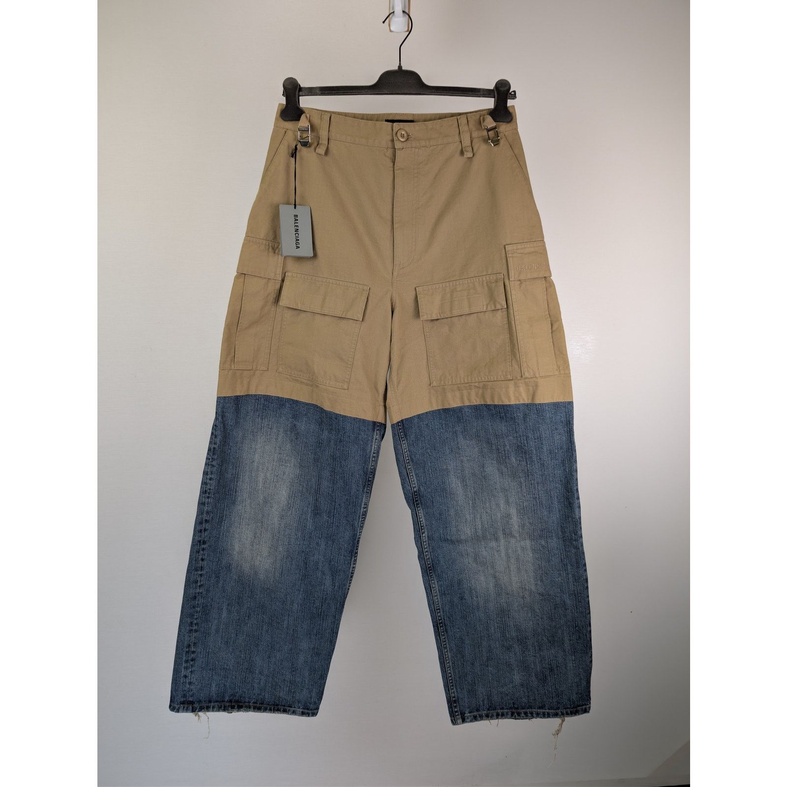 Balenciaga o1rshd1 Cotton Ripstop Patched Cargo Pants in Beige Size US 30 / EU 46 - 1 Thumbnail