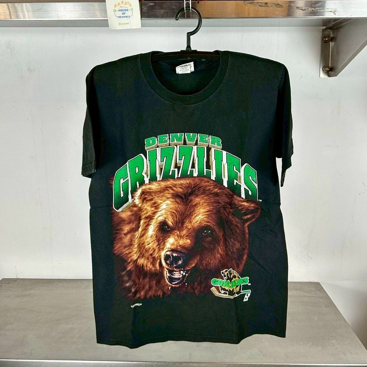 Nutmeg × Vintage Vintage 90s Denver Grizzlies Big Face IHL Large T-shirt Size US L / EU 52-54 / 3 - 1 Thumbnail