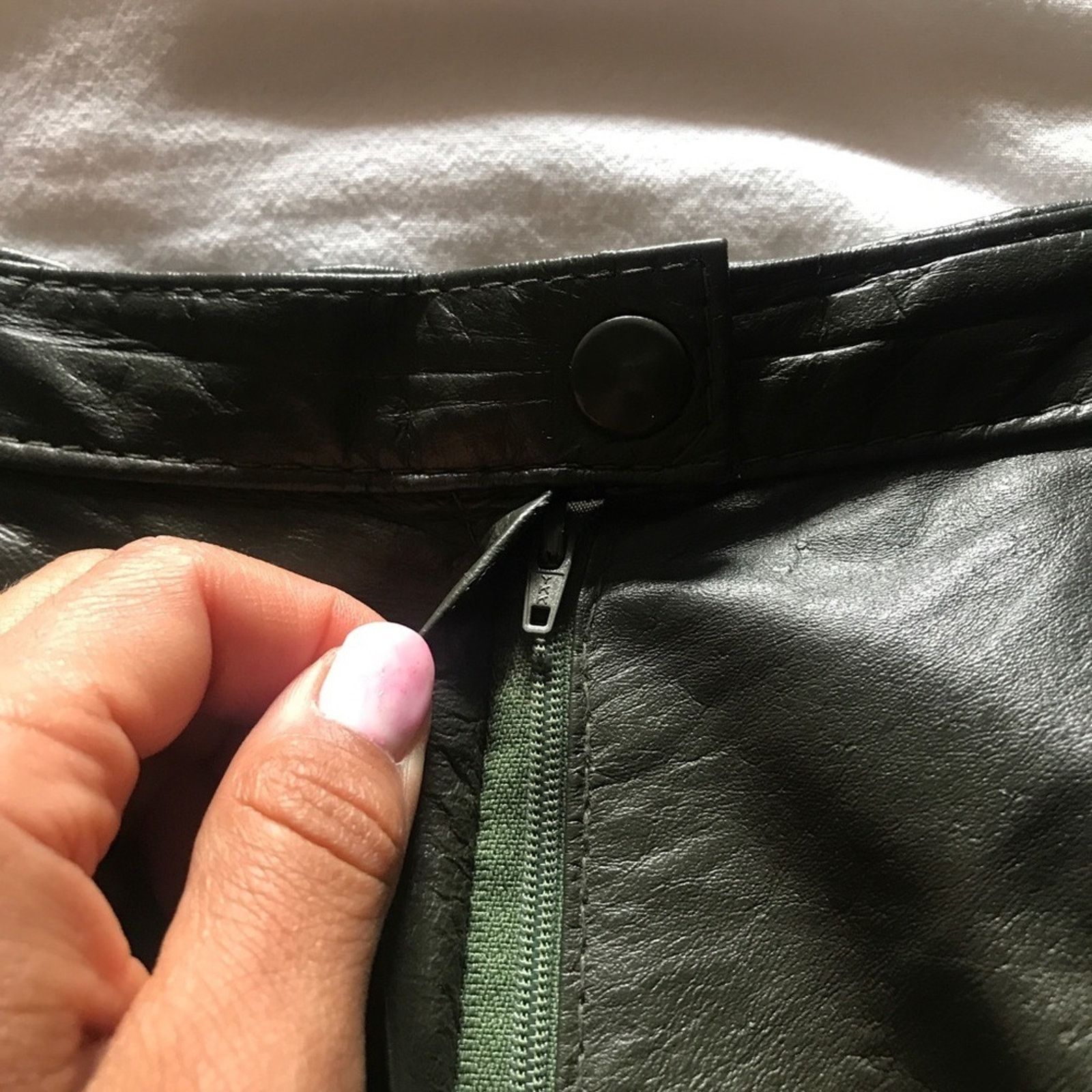 Vintage Vintage 1980s green minimalist leather skirt small Size 26" / US 2 / IT 38 - 10 Thumbnail