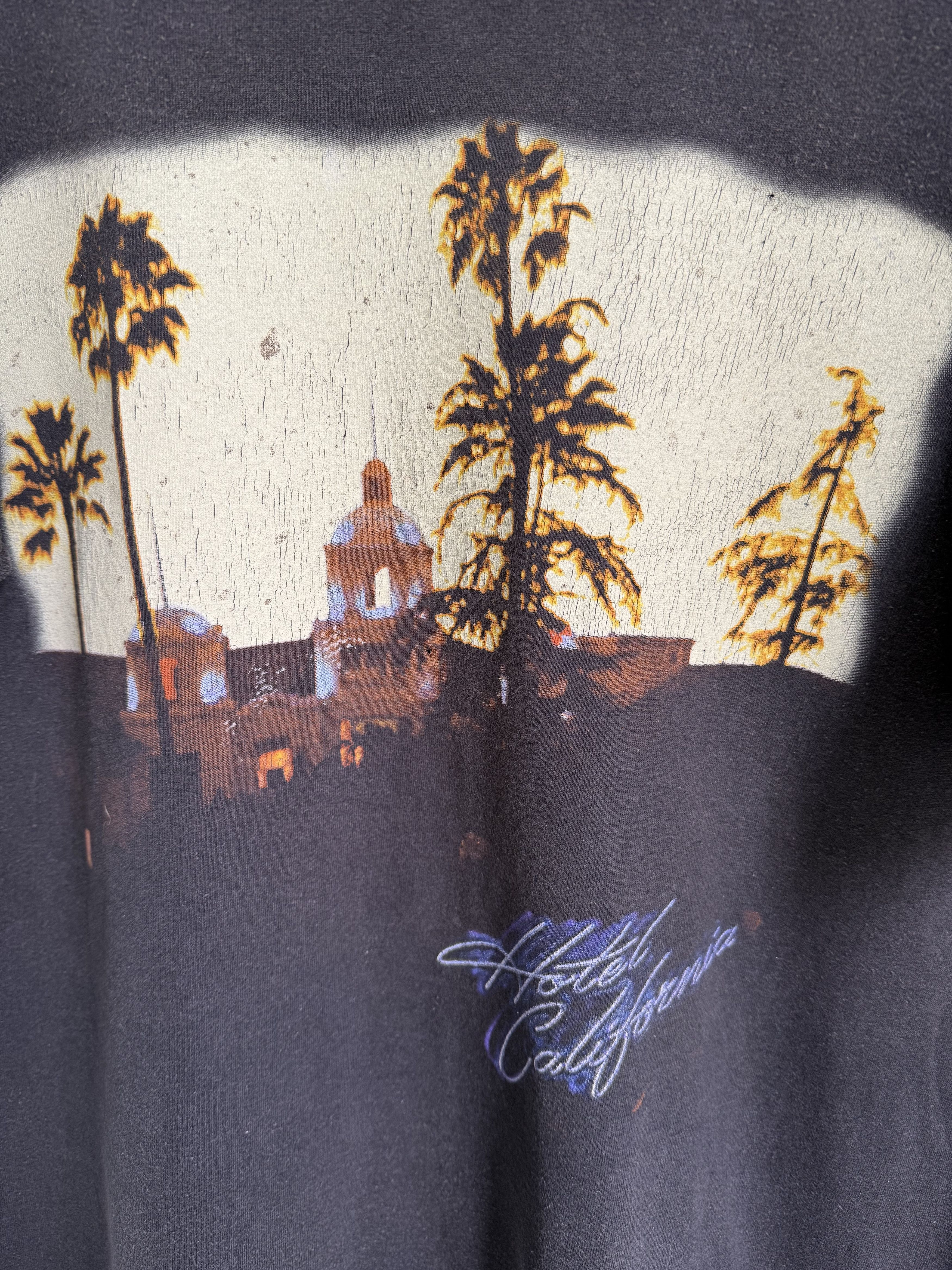 Band Tees × Vintage Vintage Eagles Hotel California 2001 World Tour t-shirt Size US L / EU 52-54 / 3 - 5 Thumbnail