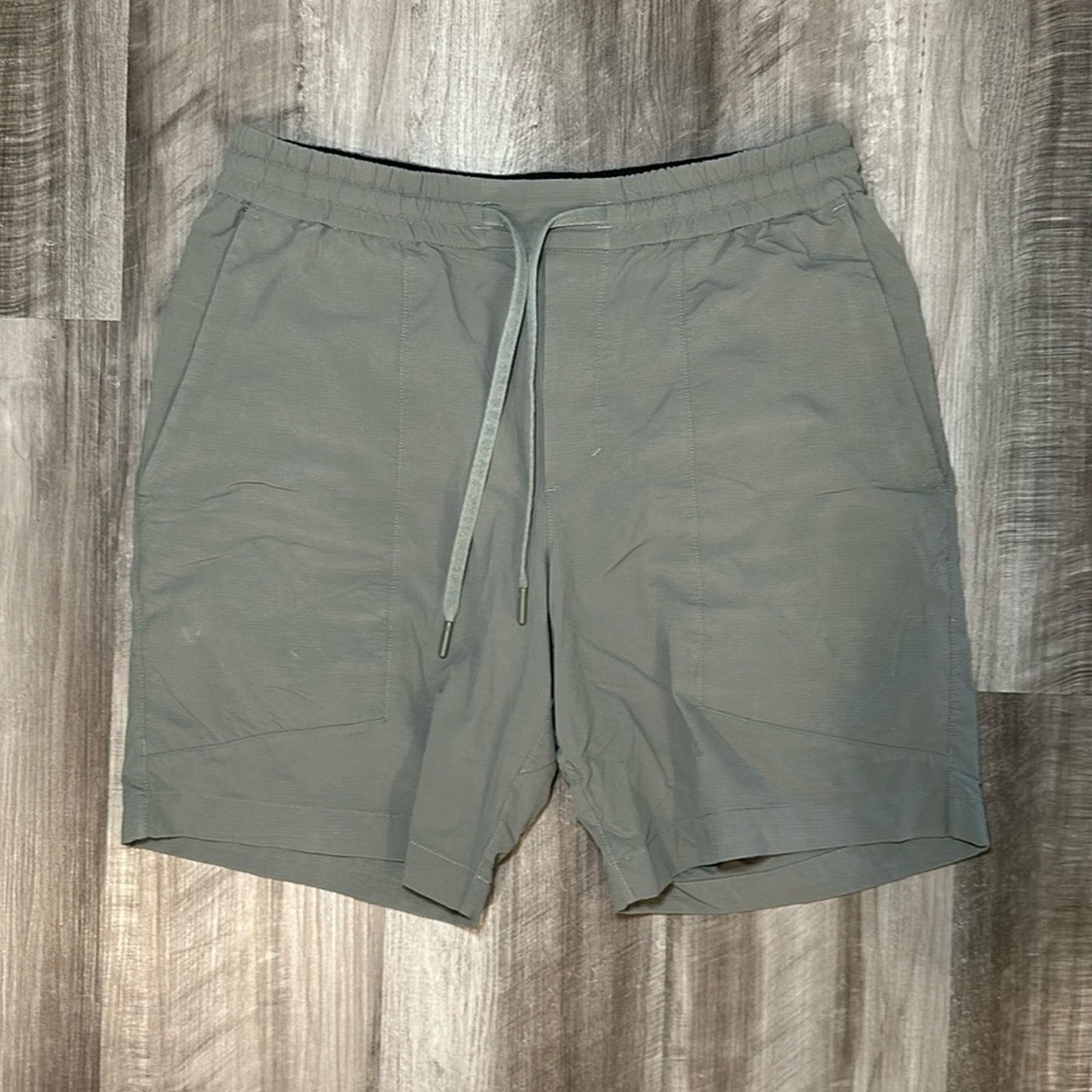 Lululemon Lululemon Bowline 8” Shorts - Medium Size US 32 / EU 48 - 1 Thumbnail