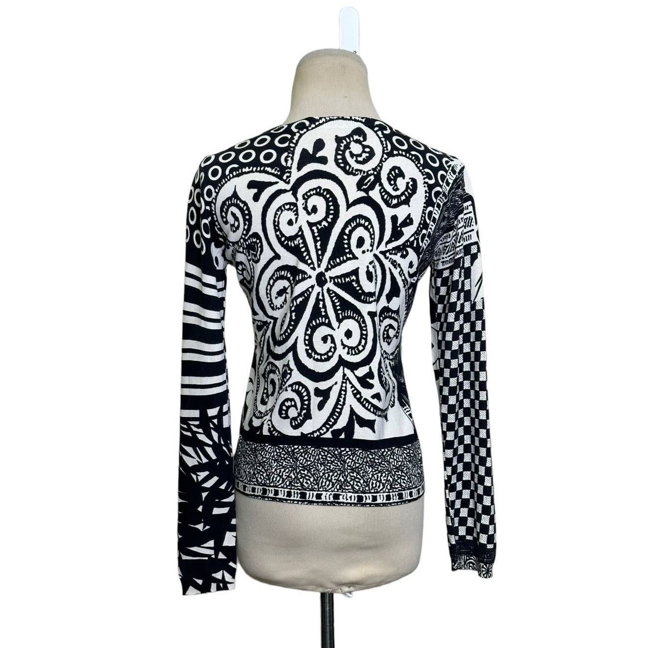 Etro Etro multi print long sleeves v neck sweater size 40- S Size S / US 4 / IT 40 - 2 Thumbnail