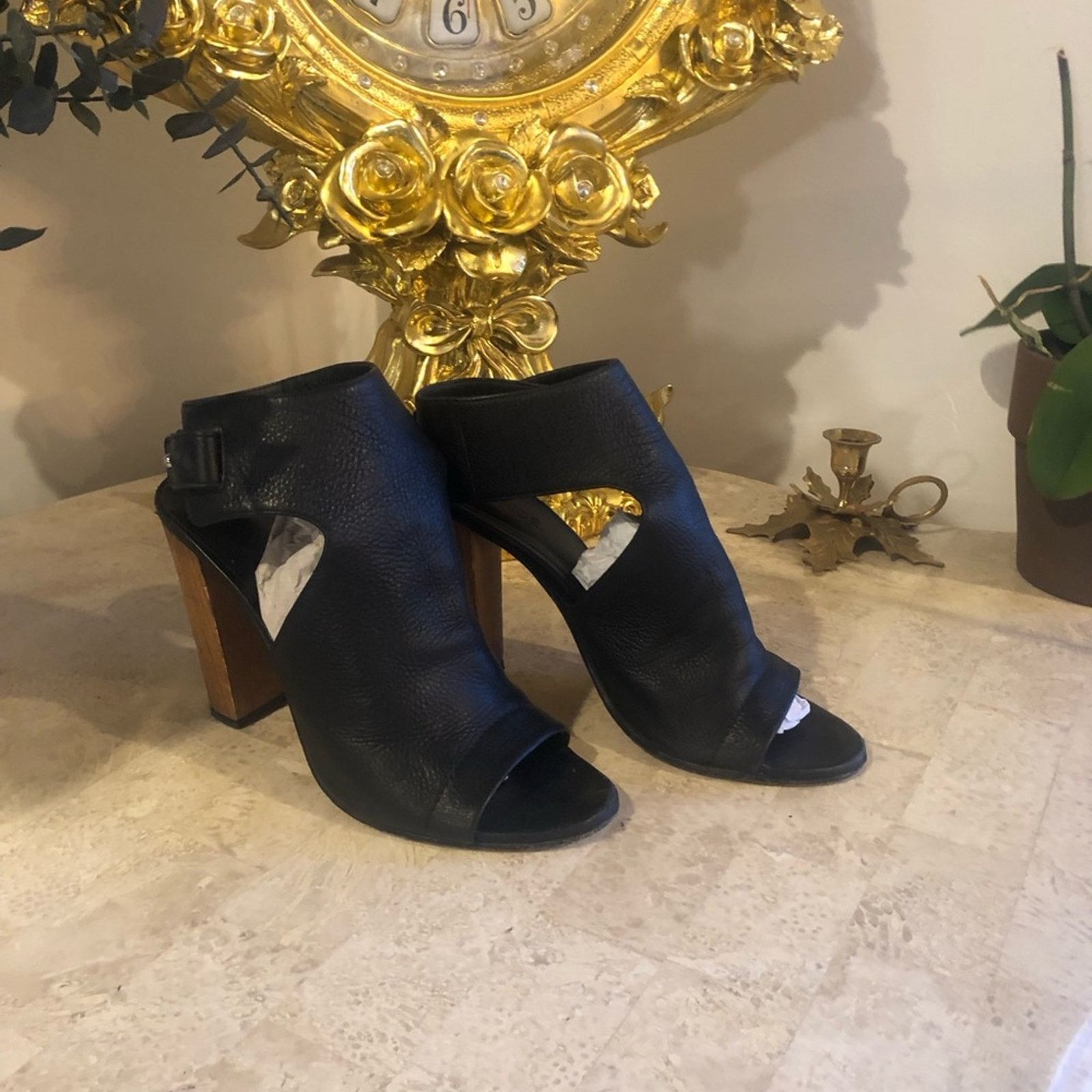 Vince Vince. Open heal leather strap thick heel Size US 7.5 / IT 37.5 - 11 Thumbnail
