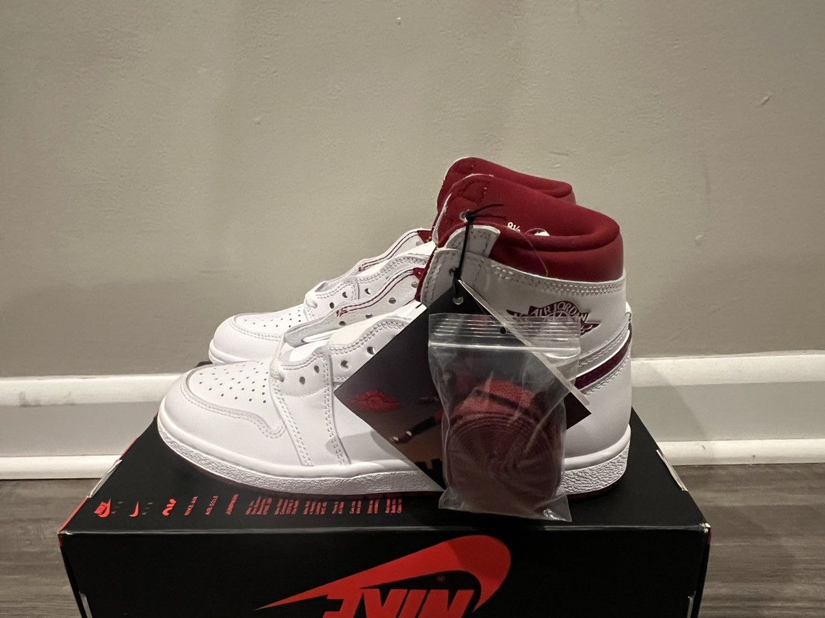 Jordan Brand Size 8.5 AIR JORDAN 1 RETRO HI 85 OG METALLIC BURGUNDY WHITE Size US 8.5 / EU 41-42 - 2 Thumbnail