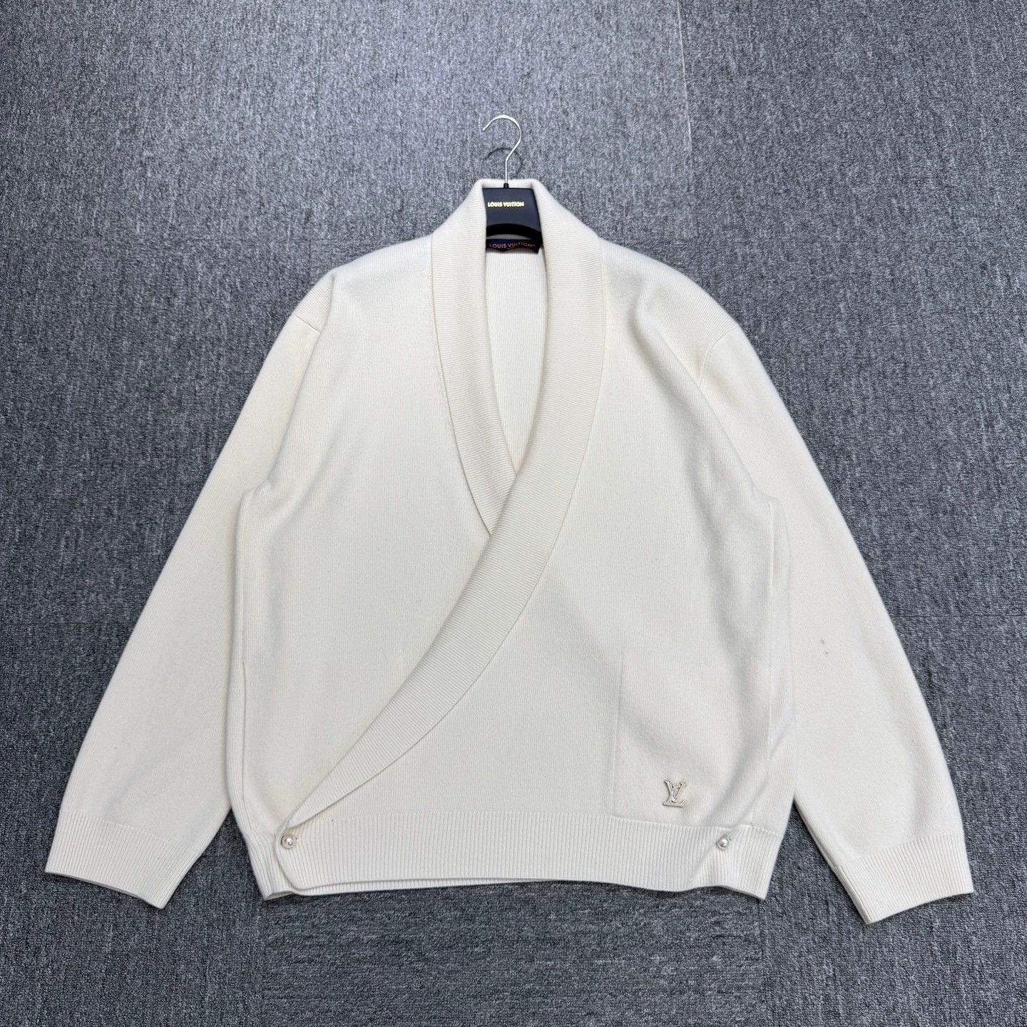Louis Vuitton LV 4L Wool Knit Shawl FW25 98 New Stain Size 4XL / US 24-26 - 1 Thumbnail