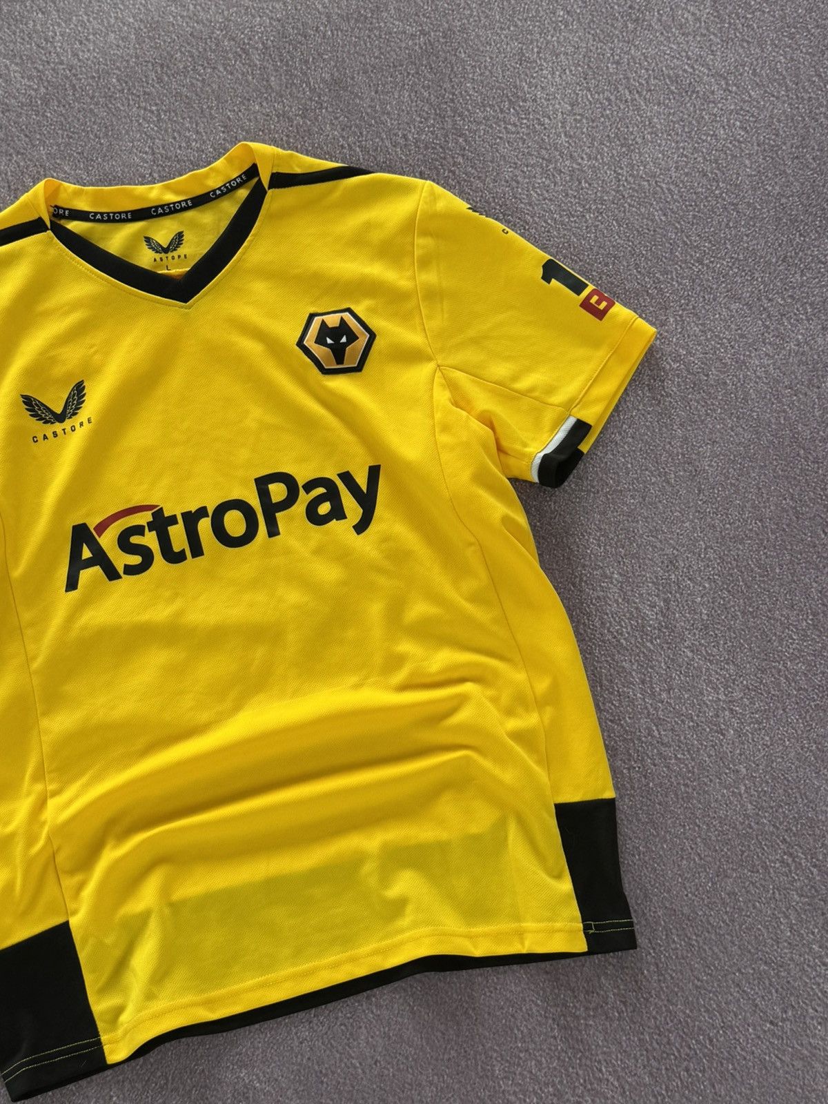 Vintage Wolves Streetwear Yellow Soccer Jersey - 2022/3 Size US L / EU 52-54 / 3 - 5 Thumbnail