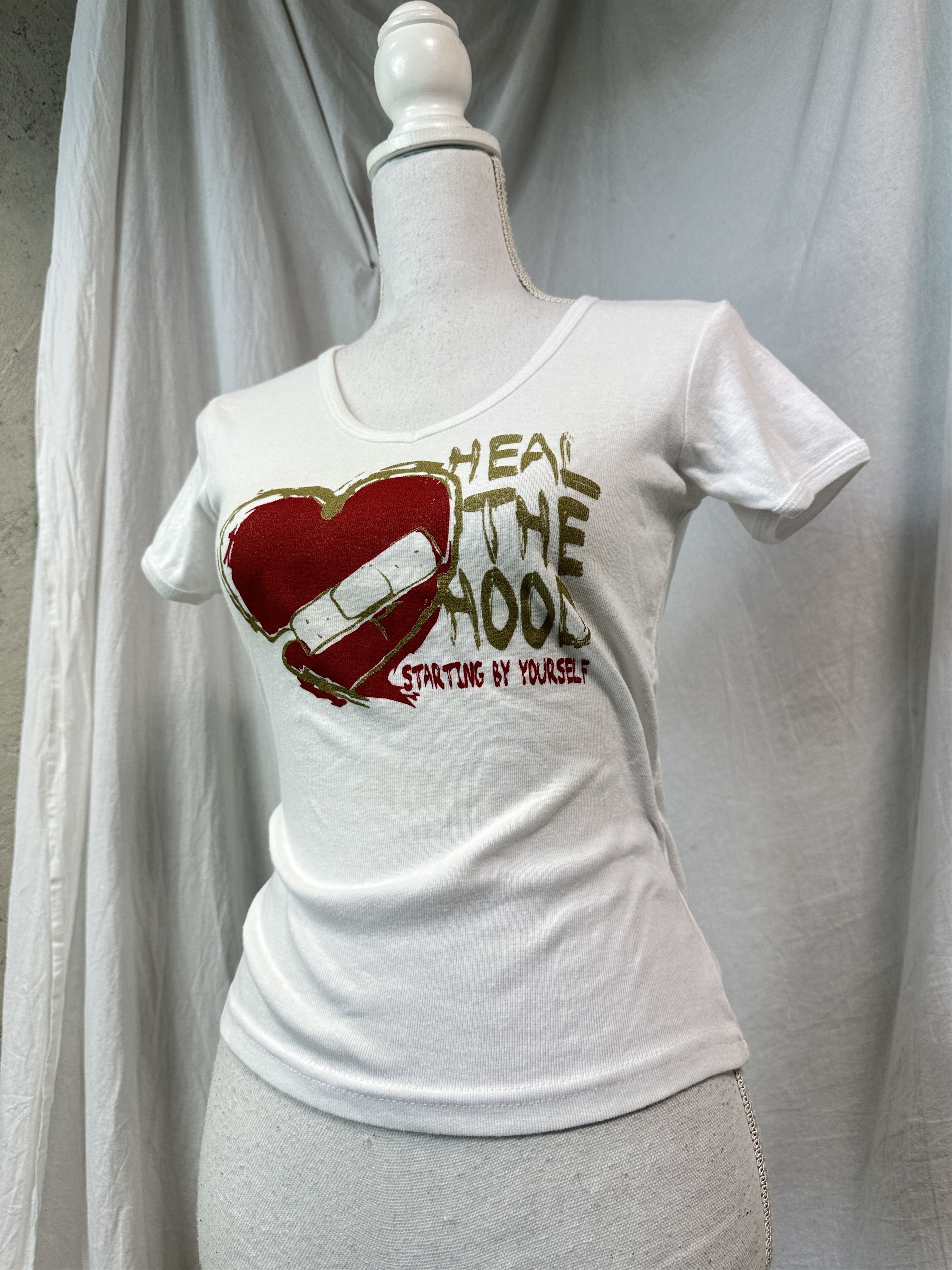 Vintage Vintage Streetwear Heal the Hood Heart Printed T-shirt Y2K Size S / US 4 / IT 40 - 1 Thumbnail