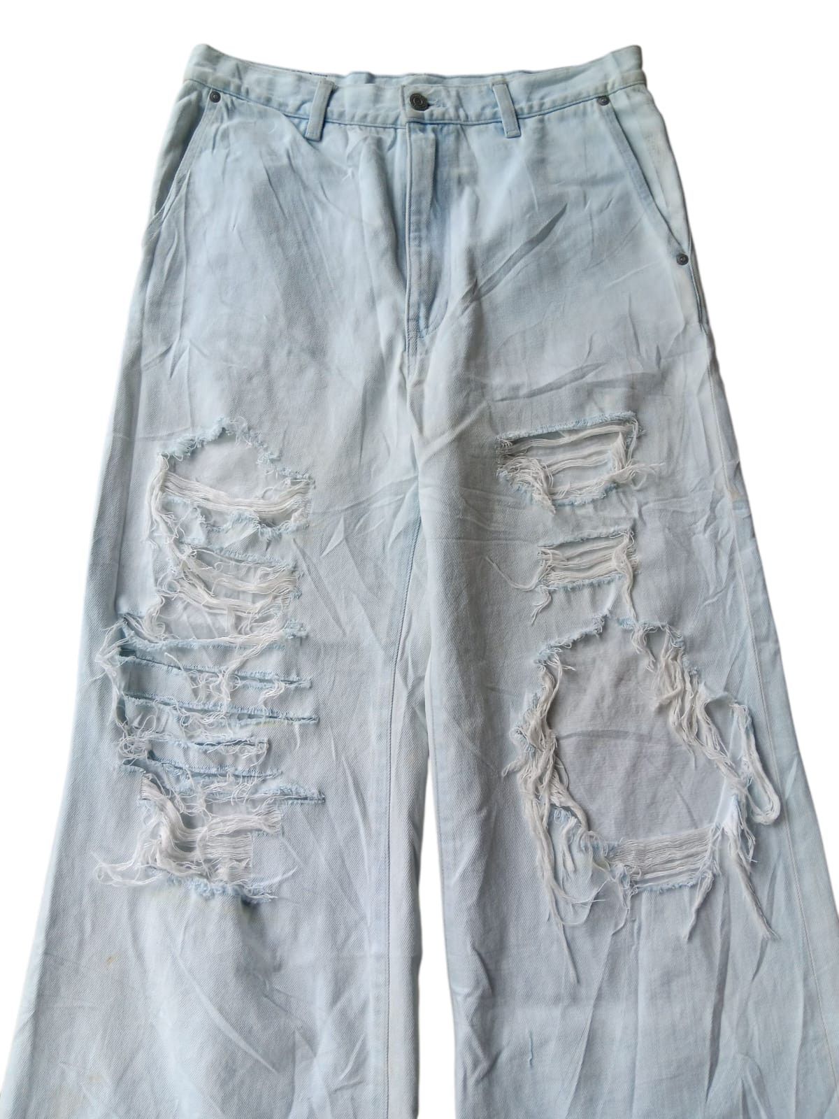 Lad Musician Splatter distressed light blue baggy jeans Size US 32 / EU 48 - 2 Thumbnail
