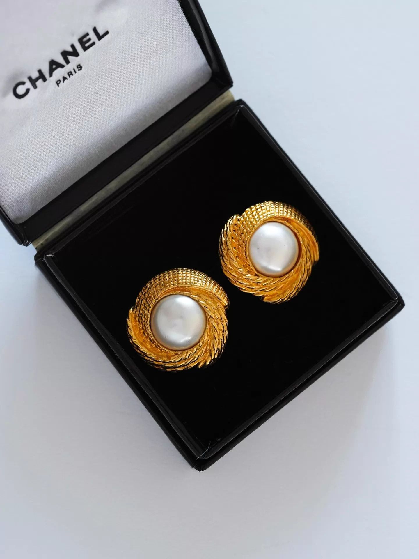 Chanel Chanel Vintage Pearl Wheat Earclips Size ONE SIZE - 2 Thumbnail