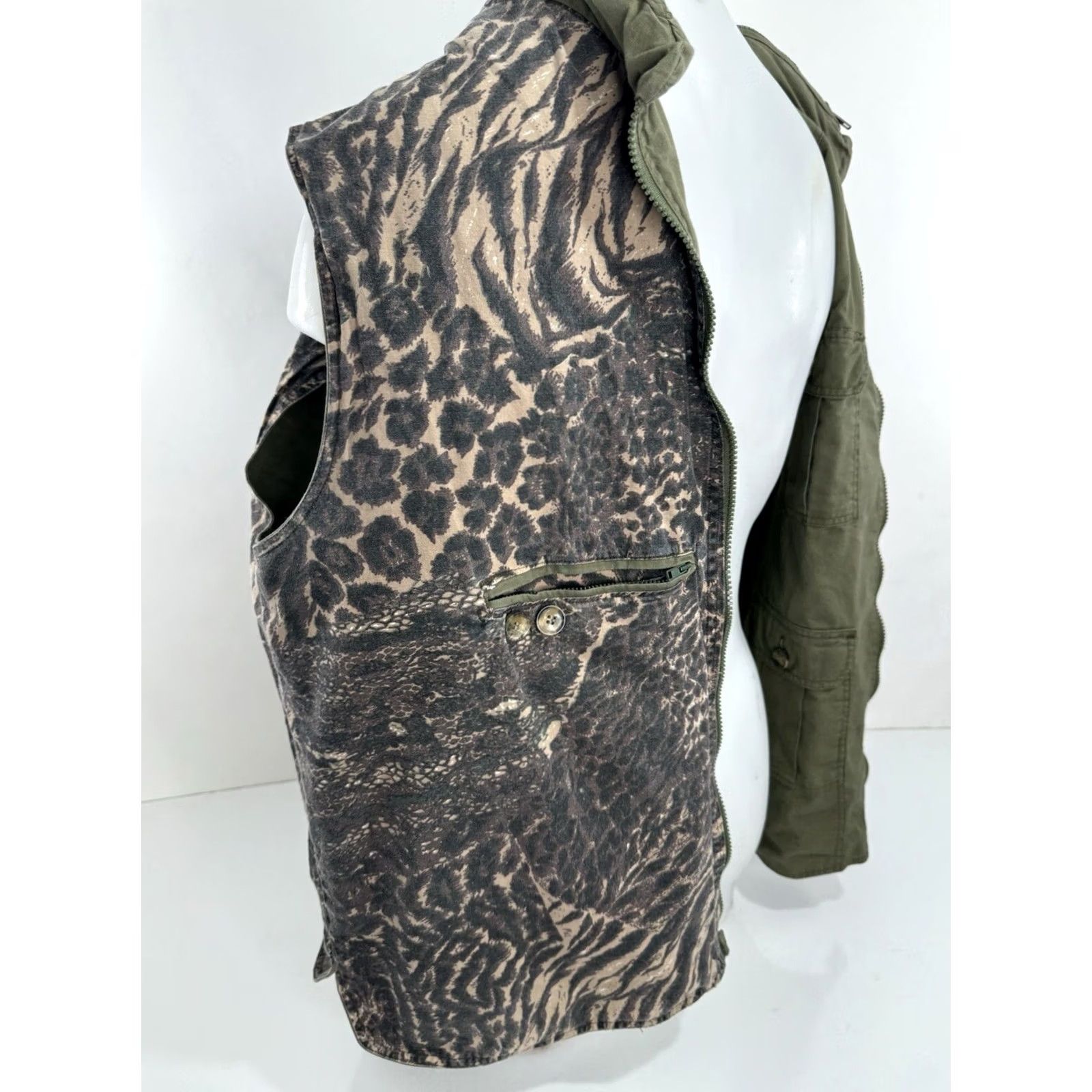 Vintage TAG SAFARI Hunting Vest XL Green Mens Clothing Camouflage Hunting Vest XL Men Tag Safari Shirt Jacket Style Size US XL / EU 56 / 4 - 6 Thumbnail