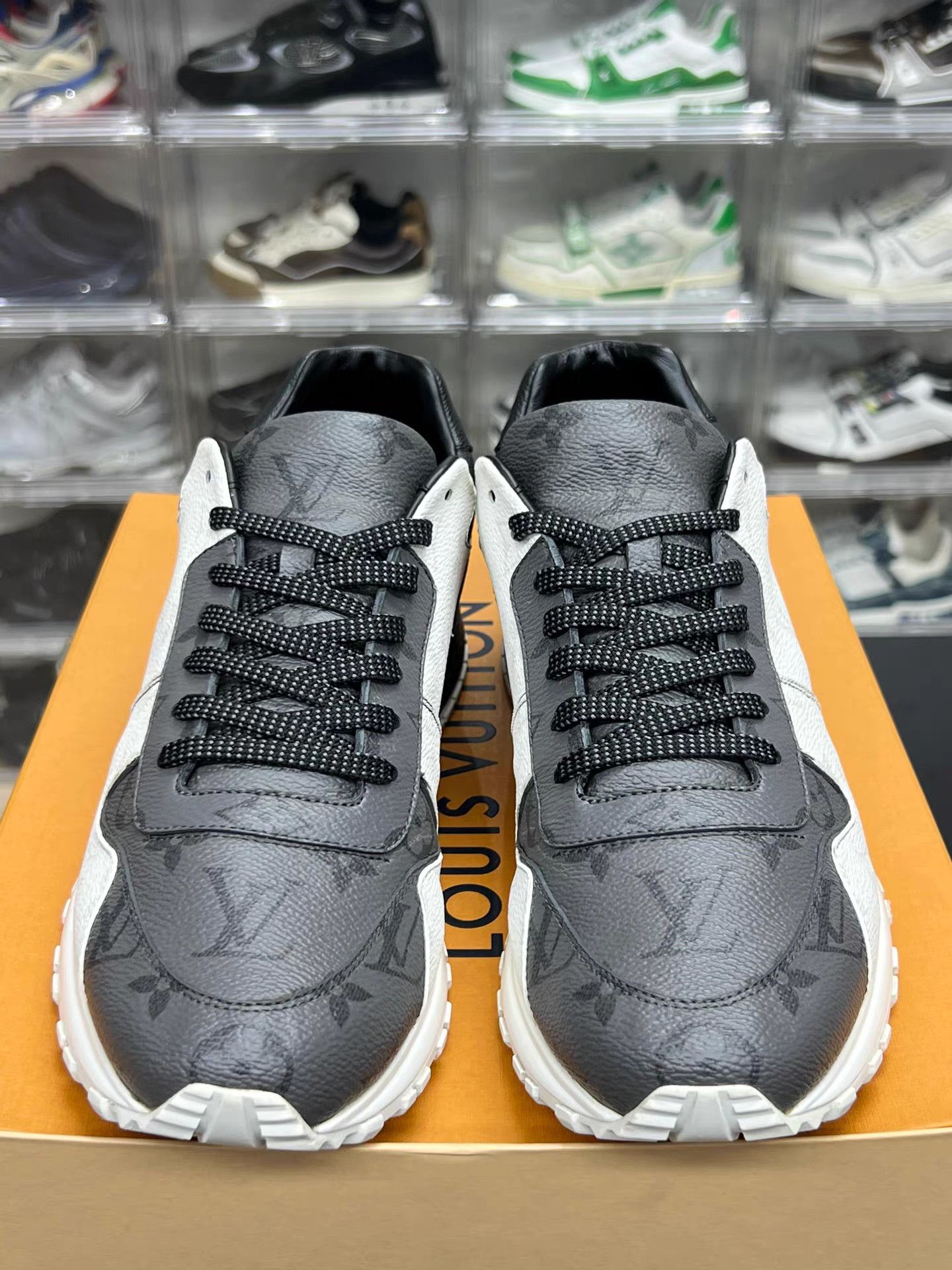 Louis Vuitton Louis Vuitton RUN AWAY Monogram White/Grey K15 Size US 9 / EU 42 - 2 Thumbnail