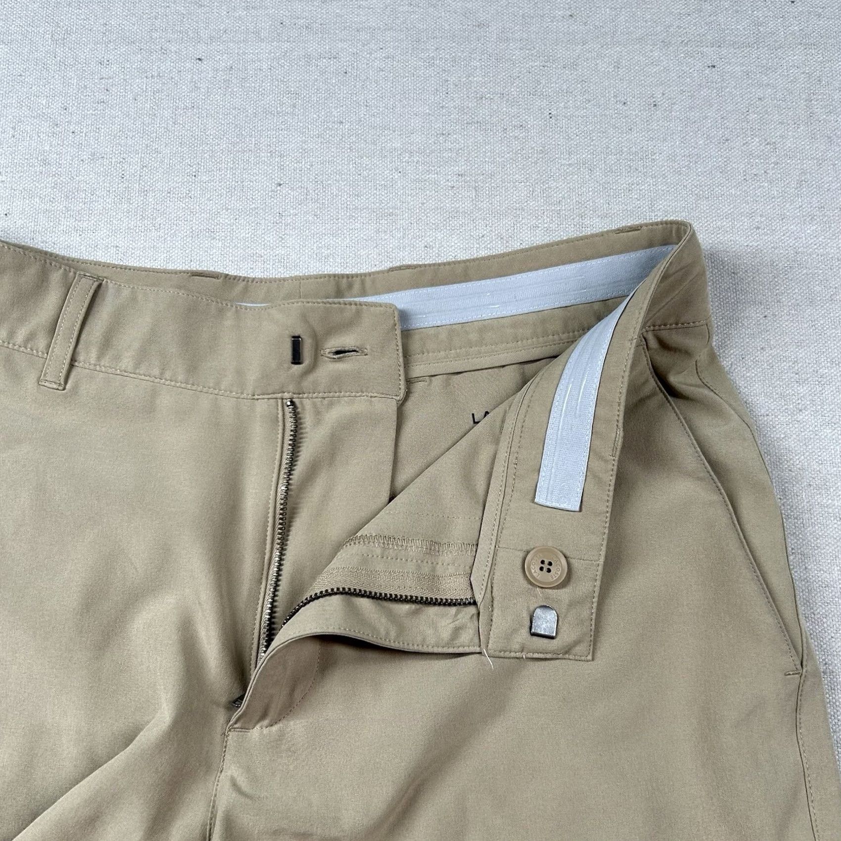 Lacoste Lacoste Sport Shorts Mens 30 Performance Chino Stretch Khaki Solid Golf Flat Beige Polyester Spandex 9 in Inseam Mens Regular Mid Rise Size US 30 / EU 46 - 3 Thumbnail