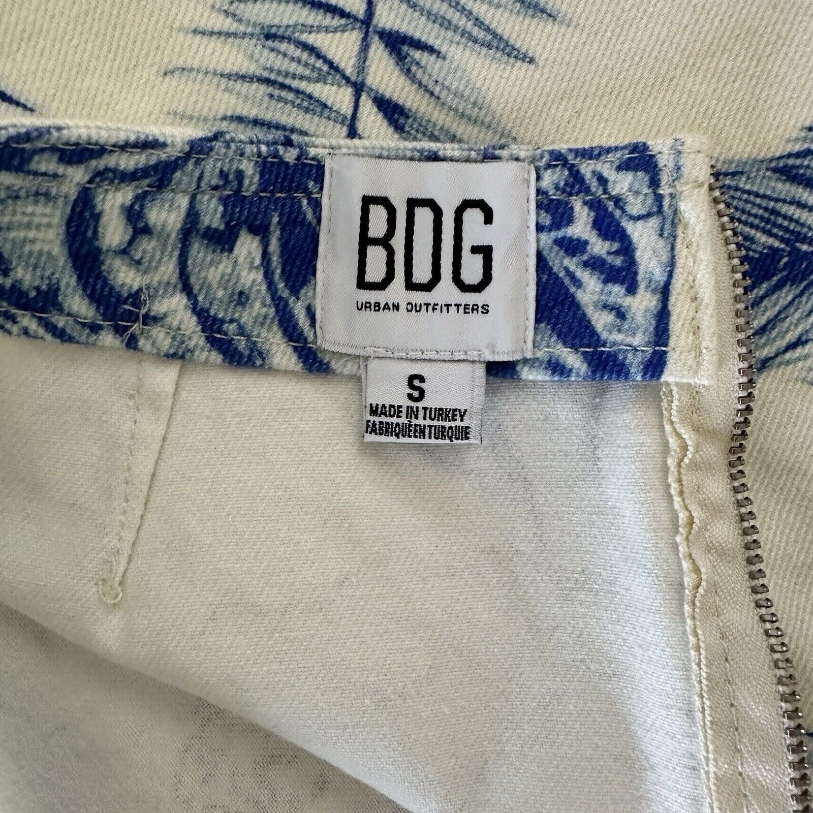 Urban Outfitters NWT Urban Outfitters BDG White Blue Denim Mini Skirt Sz S Size 27" / US 4 / IT 40 - 3 Thumbnail