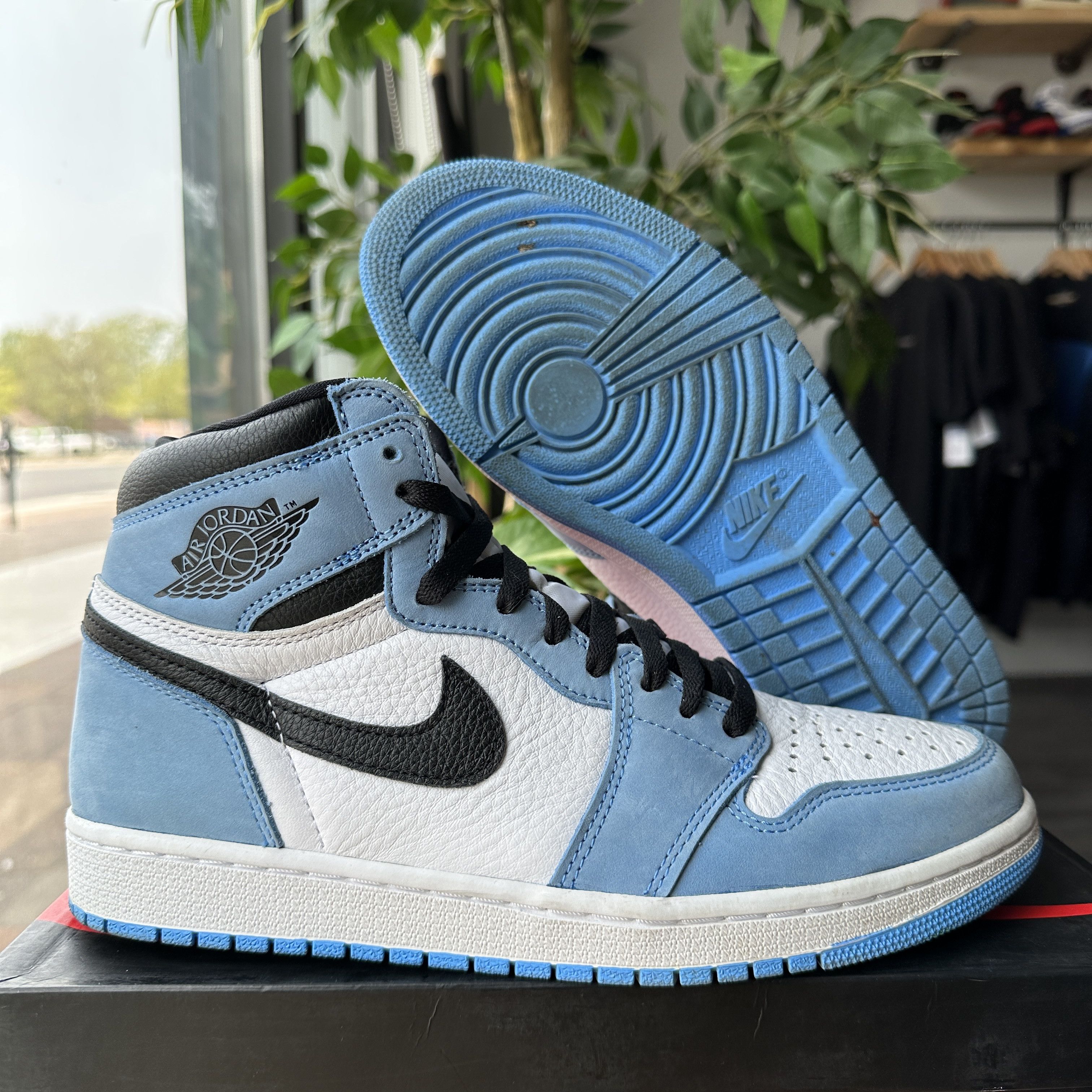 Jordan Brand Air Jordan 1 High "University Blue" Size US 9 / EU 42 - 1 Thumbnail