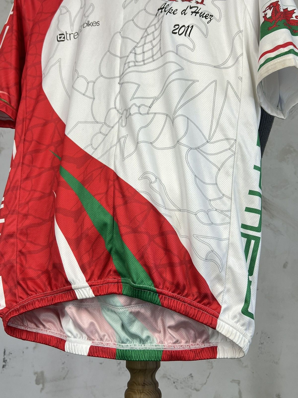 Vintage 2011 Endura Cymru Wales Cycling Jersey Size L Size US L / EU 52-54 / 3 - 4 Thumbnail