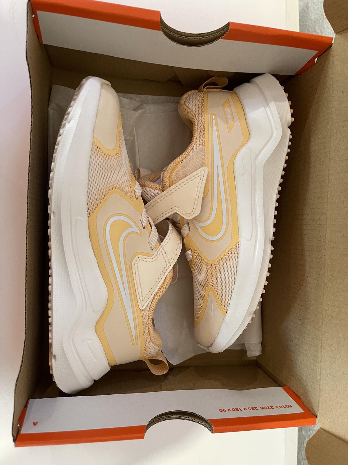 Nike Nike Cosmic Runner "Guava Ice/Orange Chalk/Summit White" Size US 11 / IT 41 - 2 Thumbnail