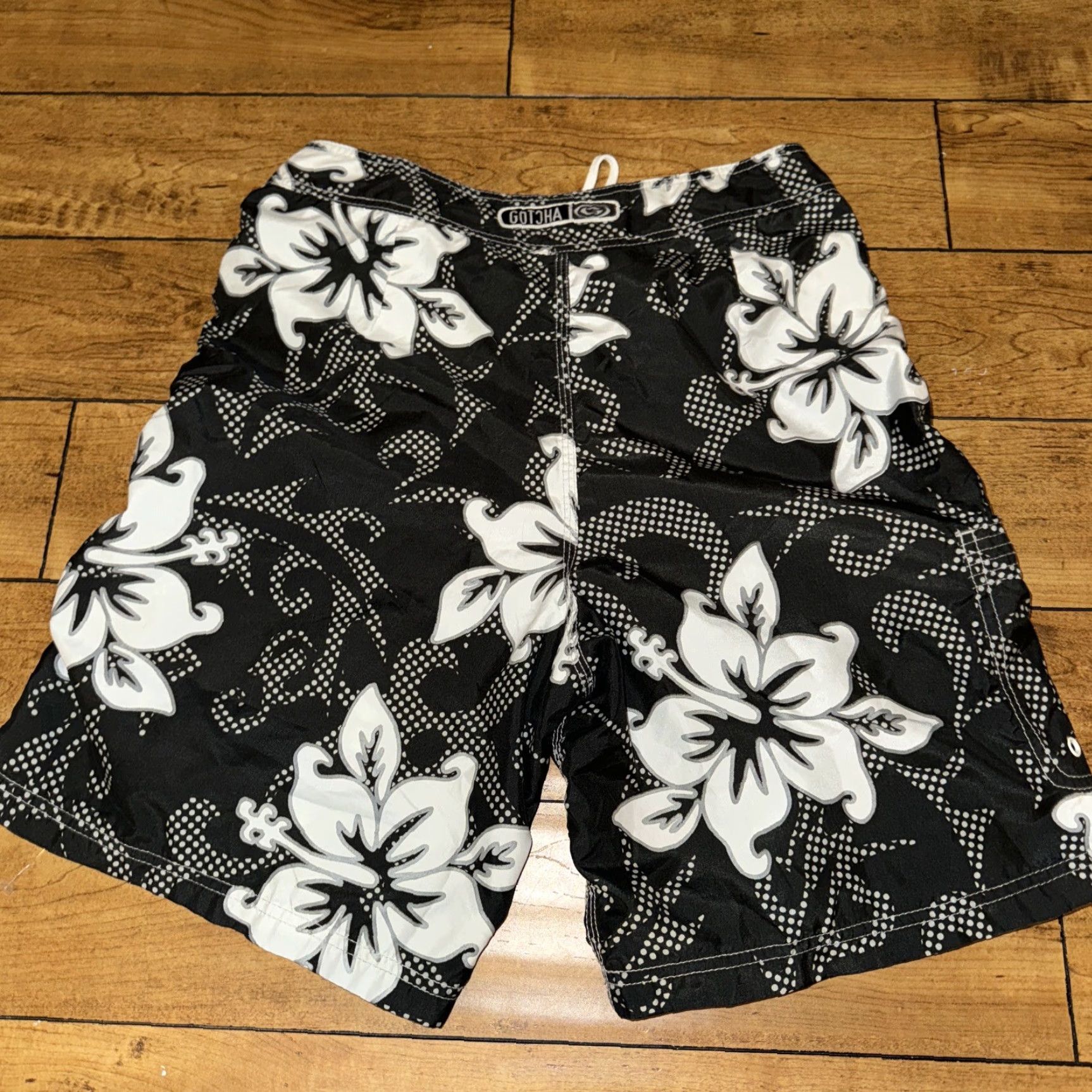 Gotcha VINTAGE Gotcha Hawaiian Swim Trunks Bottom Grey/White 30 Men Regular Size 30 Hawaiian Mens Trunks Size US 30 / EU 46 - 4 Thumbnail