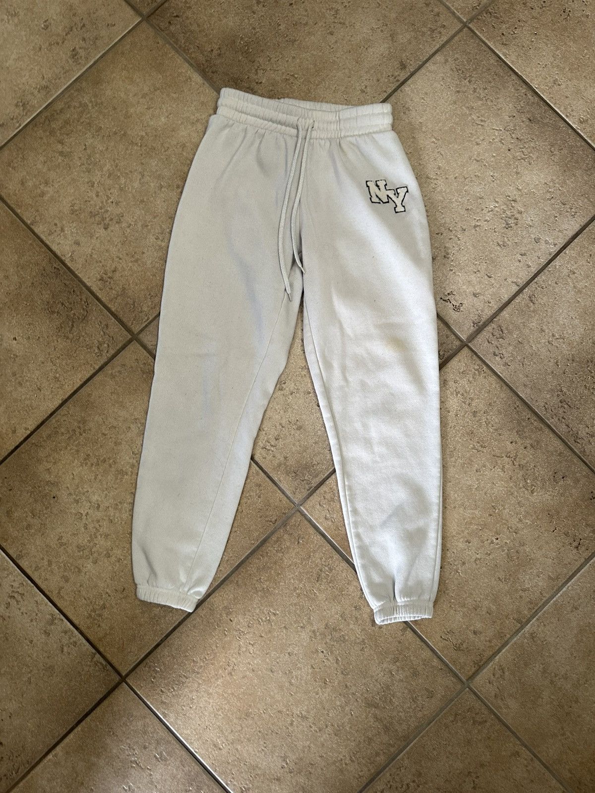 Brandy Melville White Embroidery Patch Sweats Size 25" / US 0 / IT 36 - 1 Thumbnail