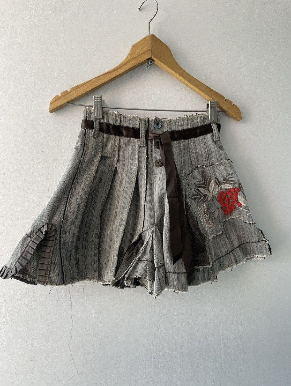Marithe + Francois Girbaud MFG Embroidered Floral Mini Skirt Size 24" / US 00 / IT 34 - 1 Thumbnail