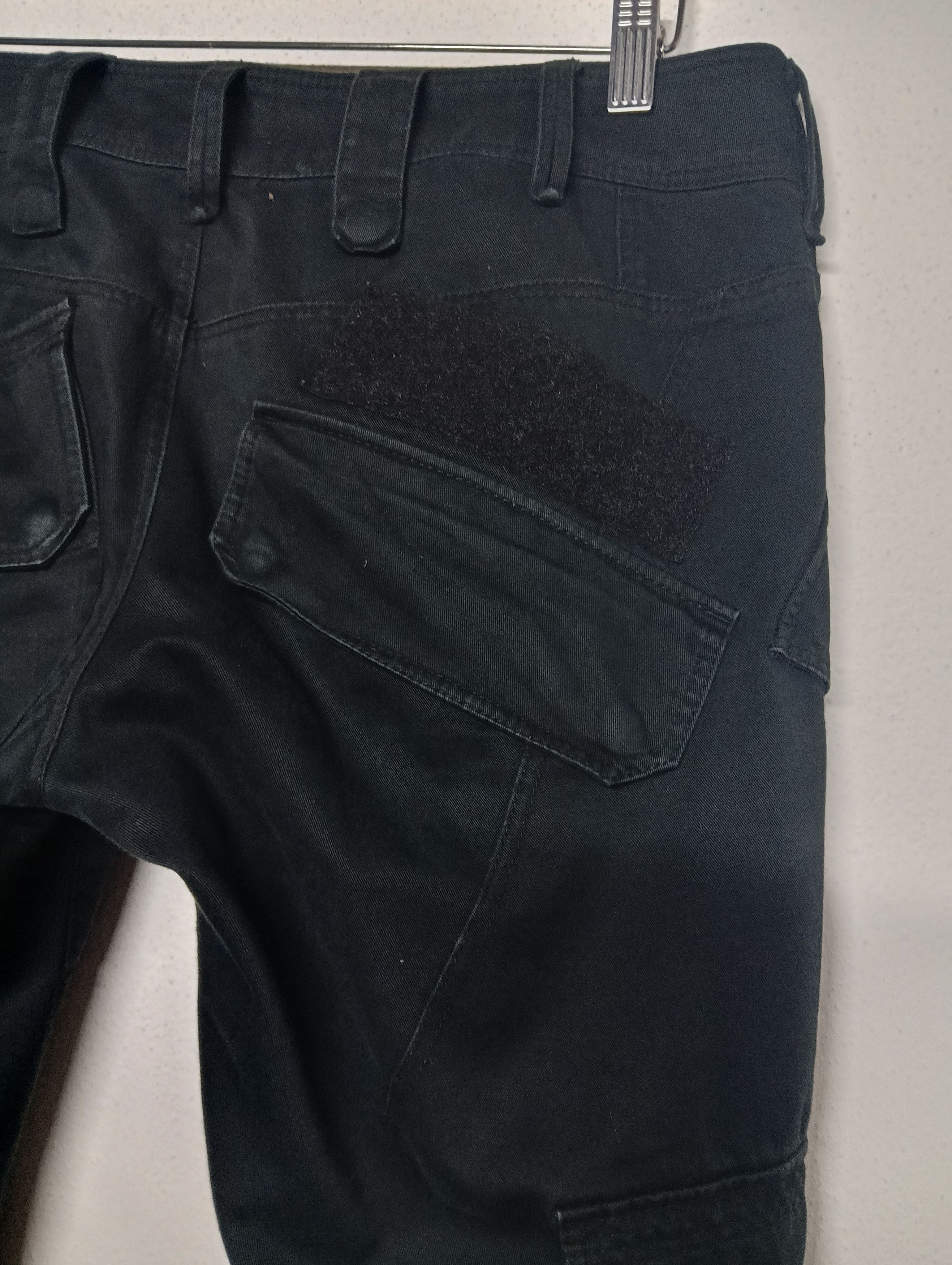 Black Barrett × Neil Barrett black barrett by neil barrett tactical cargo 3/4 pants Size US 32 / EU 48 - 3 Thumbnail