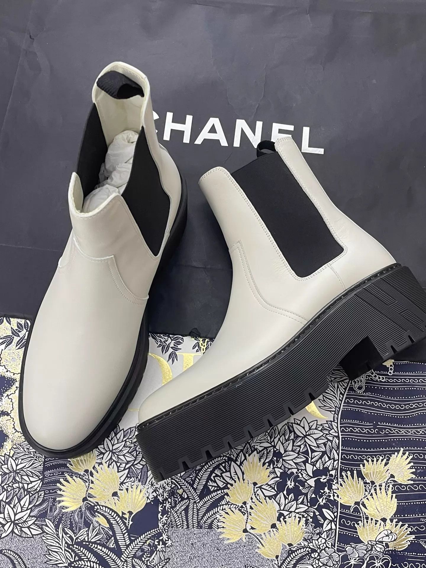 Hermes Hermes Black & White Color Blocked Chelsea Boots EU 38 Size US 7.5 / IT 37.5 - 3 Thumbnail